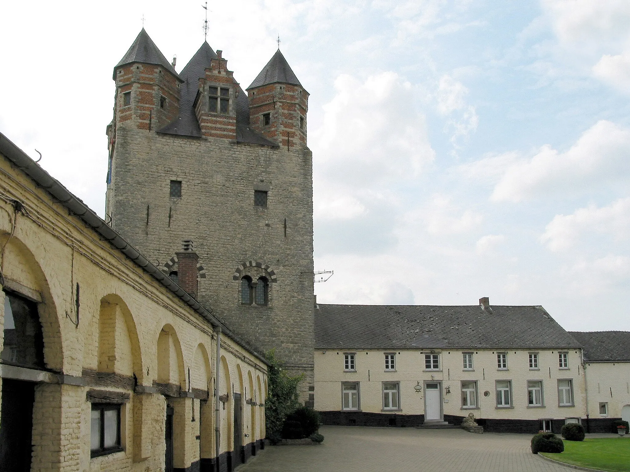 Photo showing: Céroux-Mousty (Belgium), the Moriensart Castle farm (XVIII-XIXth century) and her keep (first part of the XIIIth century).