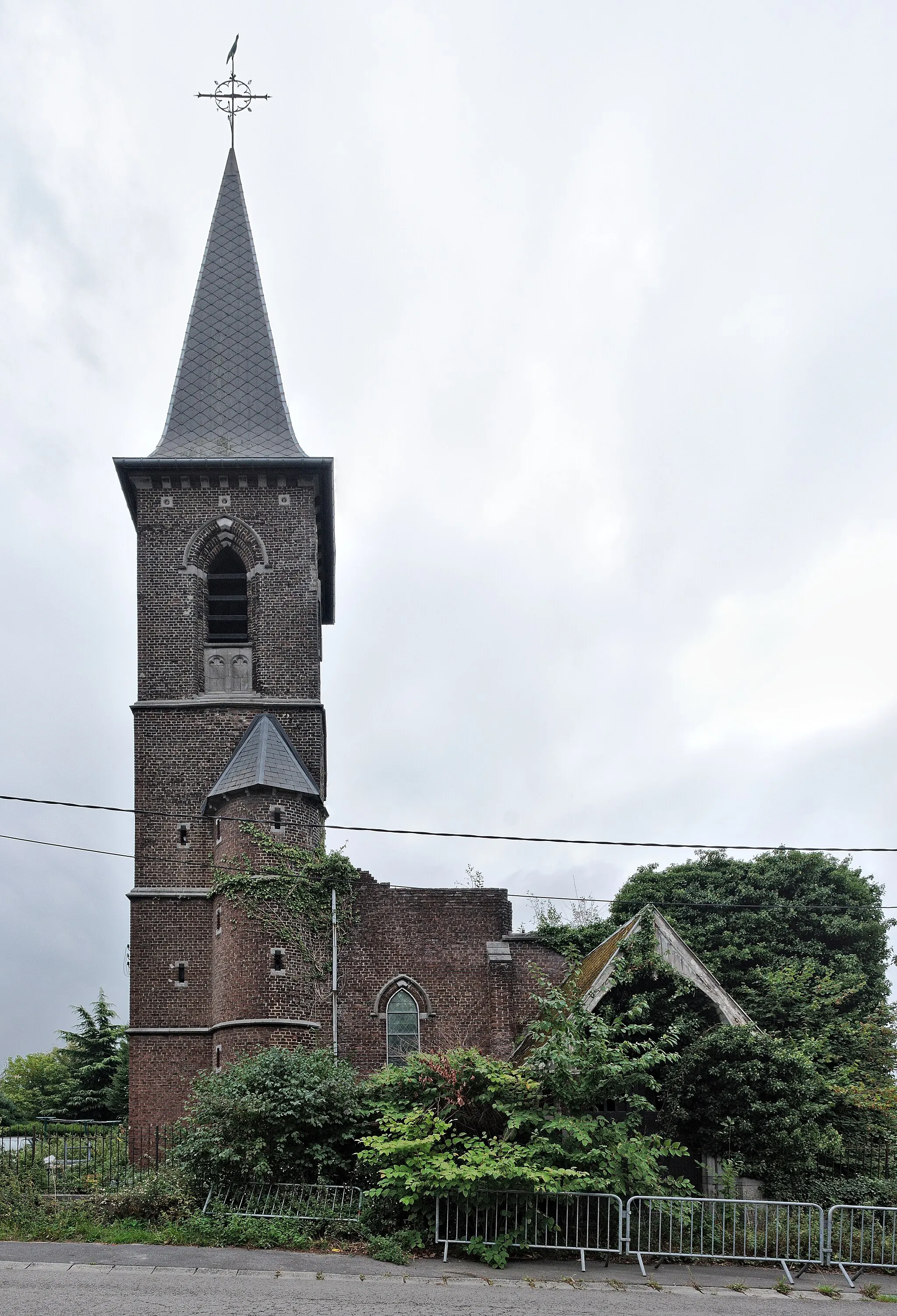 Photo showing: Our Lady of the Sacred Heart church in Viesville (Pont-à-Celles, Belgium)