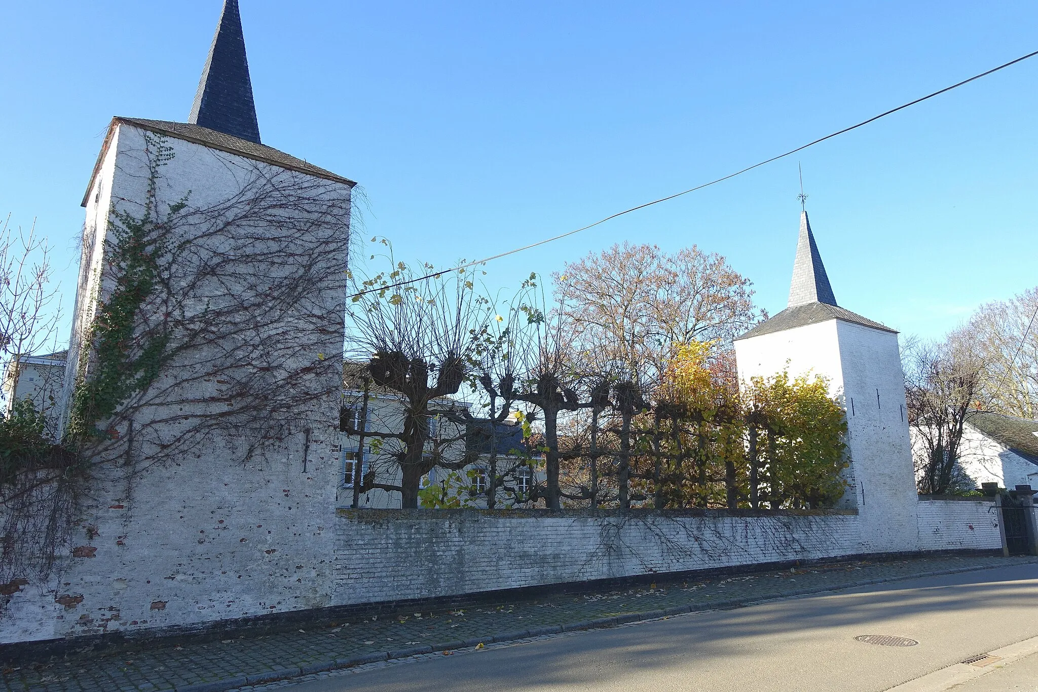 Photo showing: Kasteel van Merdorp (Hannut)ː het kasteel werd gebouwd op de plaats waar voorheen een ouder kasteel stond waarvan de muur met 3 vierkante torentjes behouden bleven.