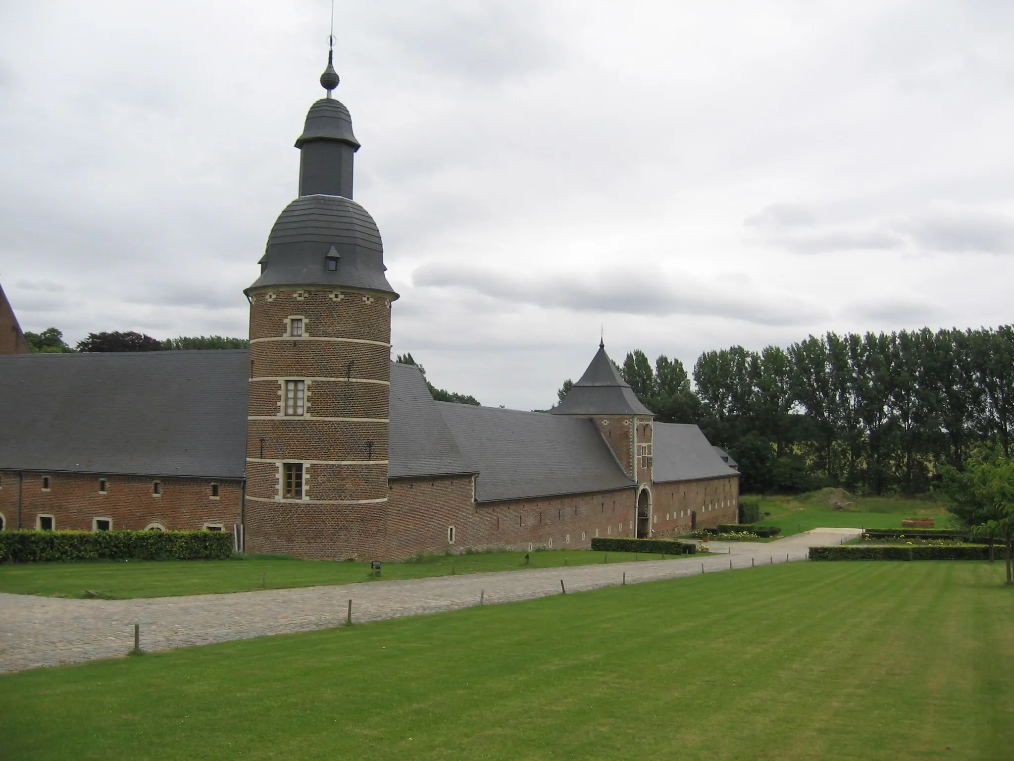 Photo showing: Ancienne abbaye de La Ramée, à Jauchelette (Belgique): Colombier et entrée de la ferme.