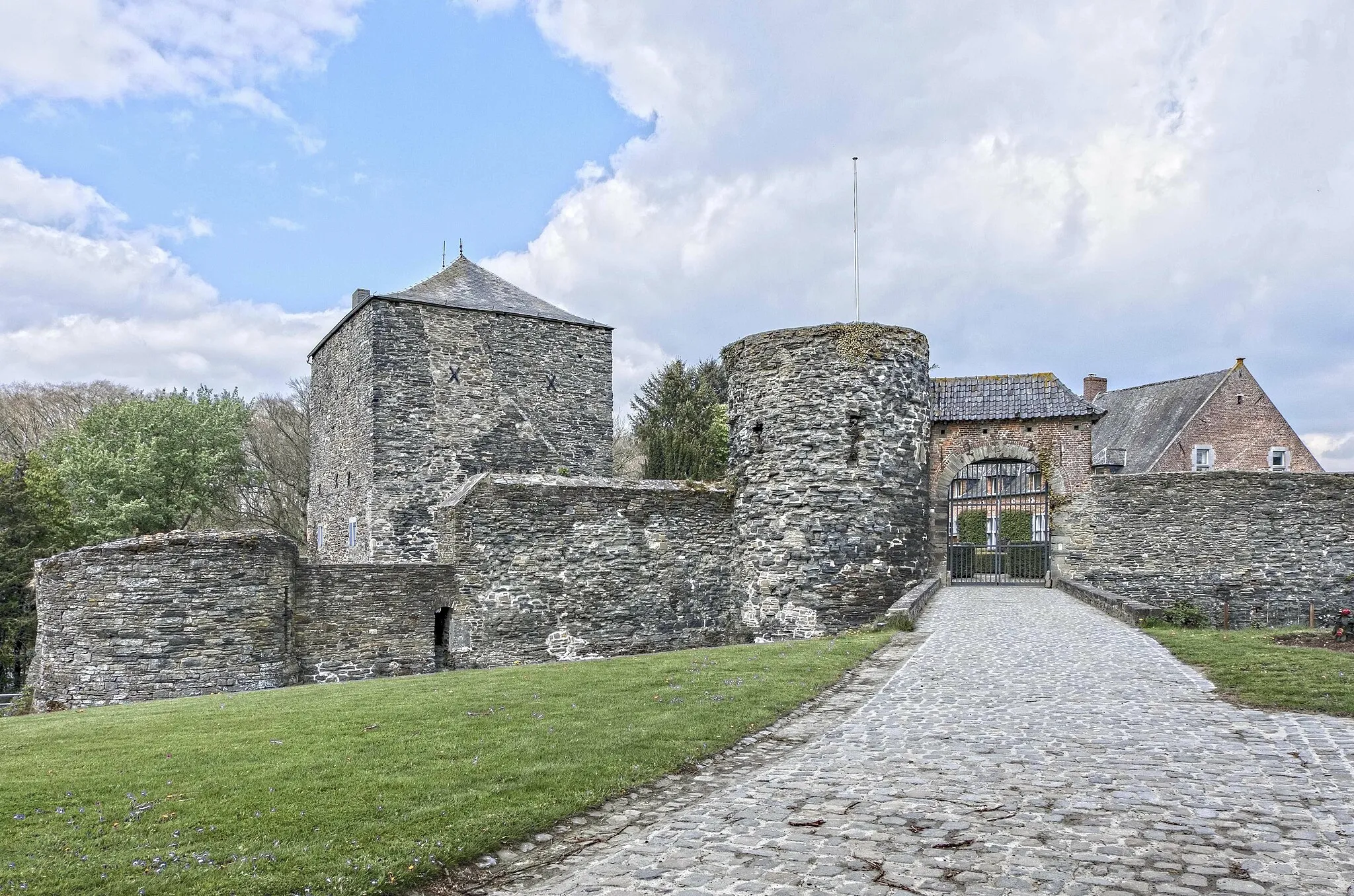 Photo showing: Château de la fin du XIIe siècle ou du début du XIIIe siècle, situé sur la territoire de Villers-la-Ville, en Brabant Wallon (Belgique). Château fort médiéval; actuellement usage privé.