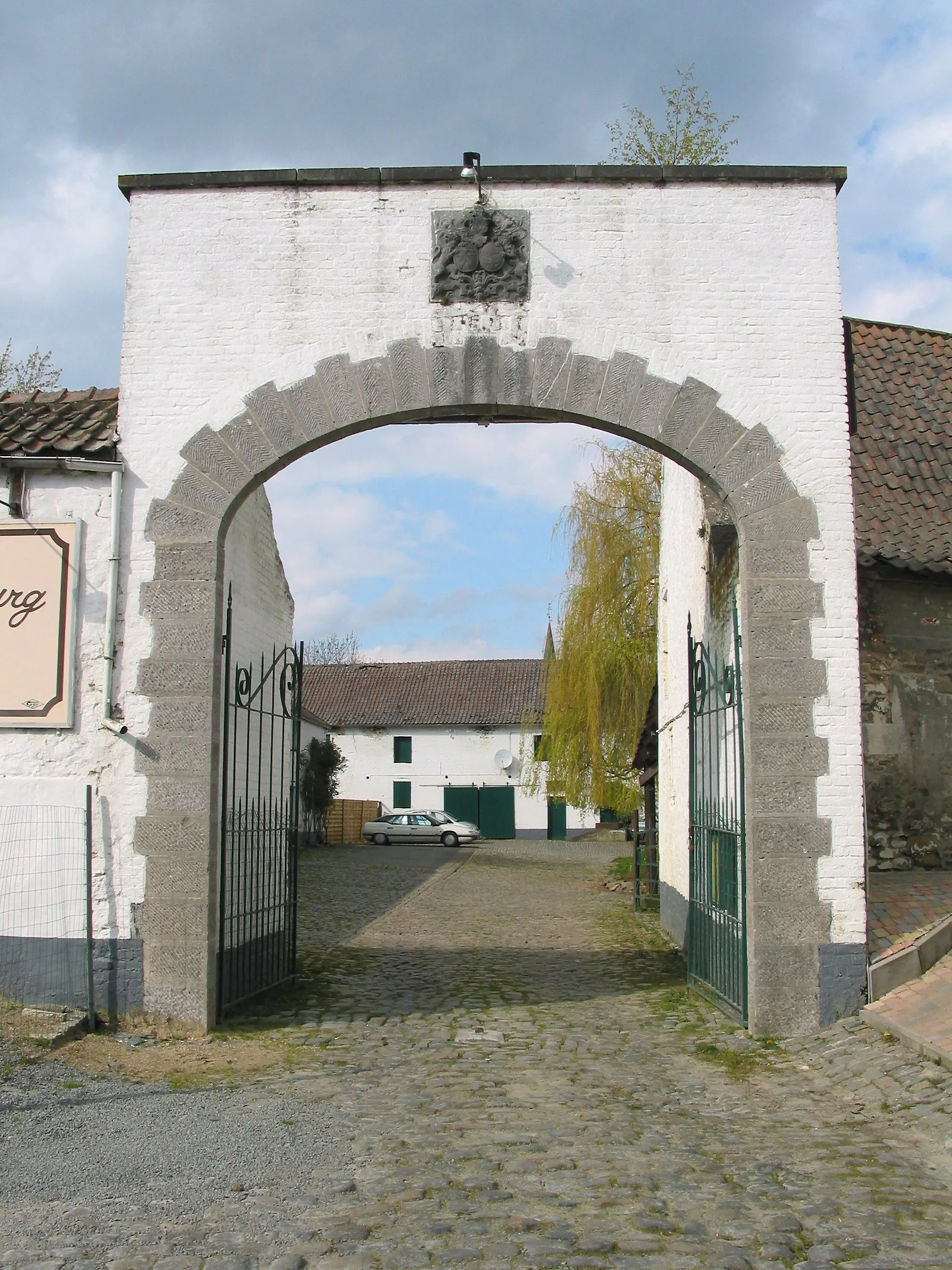 Photo showing: Quenast, portail armorié de la ferme du Faubourg.