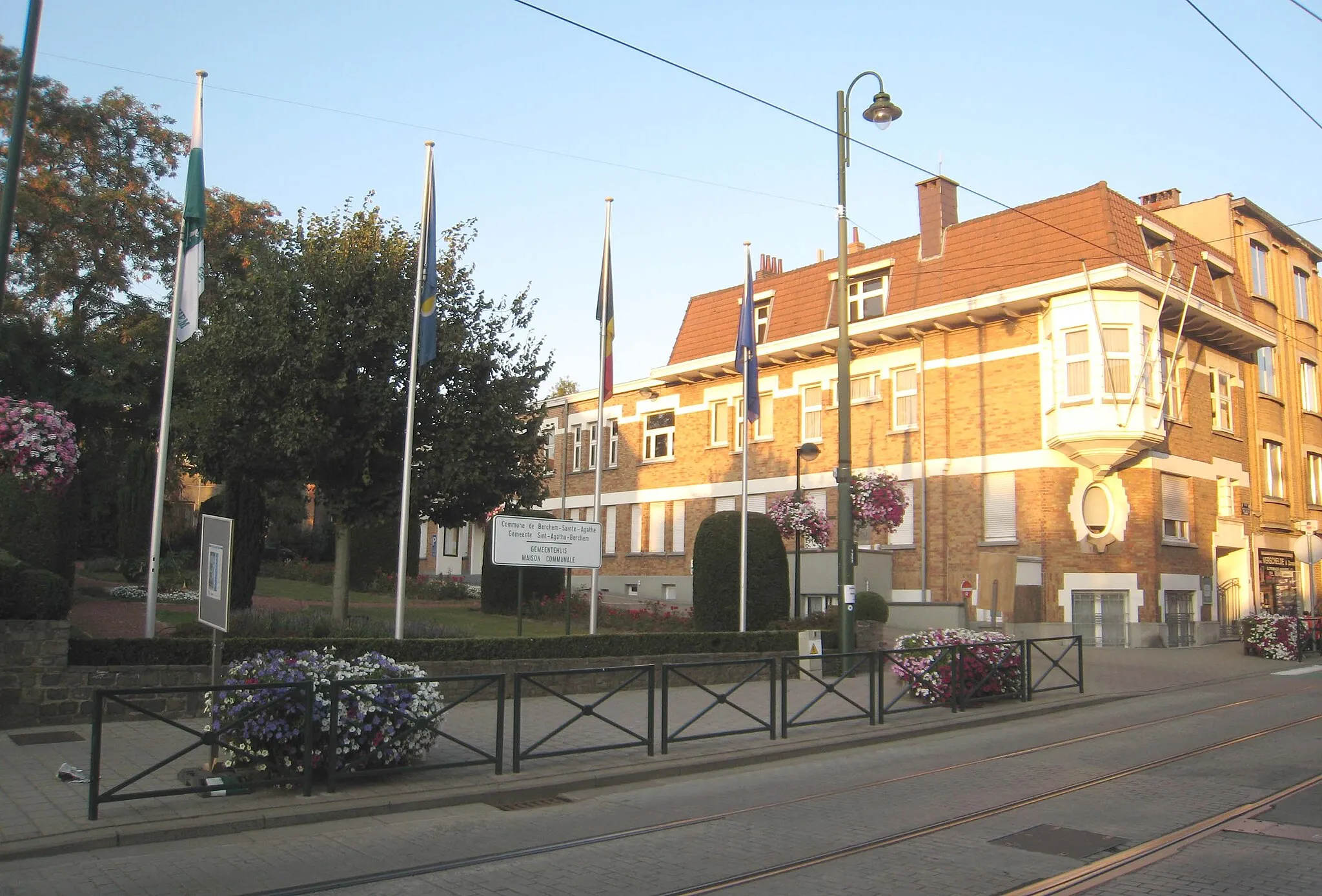 Photo showing: Town hall (maison communale / gemeentehuis) of Berchem-Sainte-Agathe / Sint-Agatha-Berchem