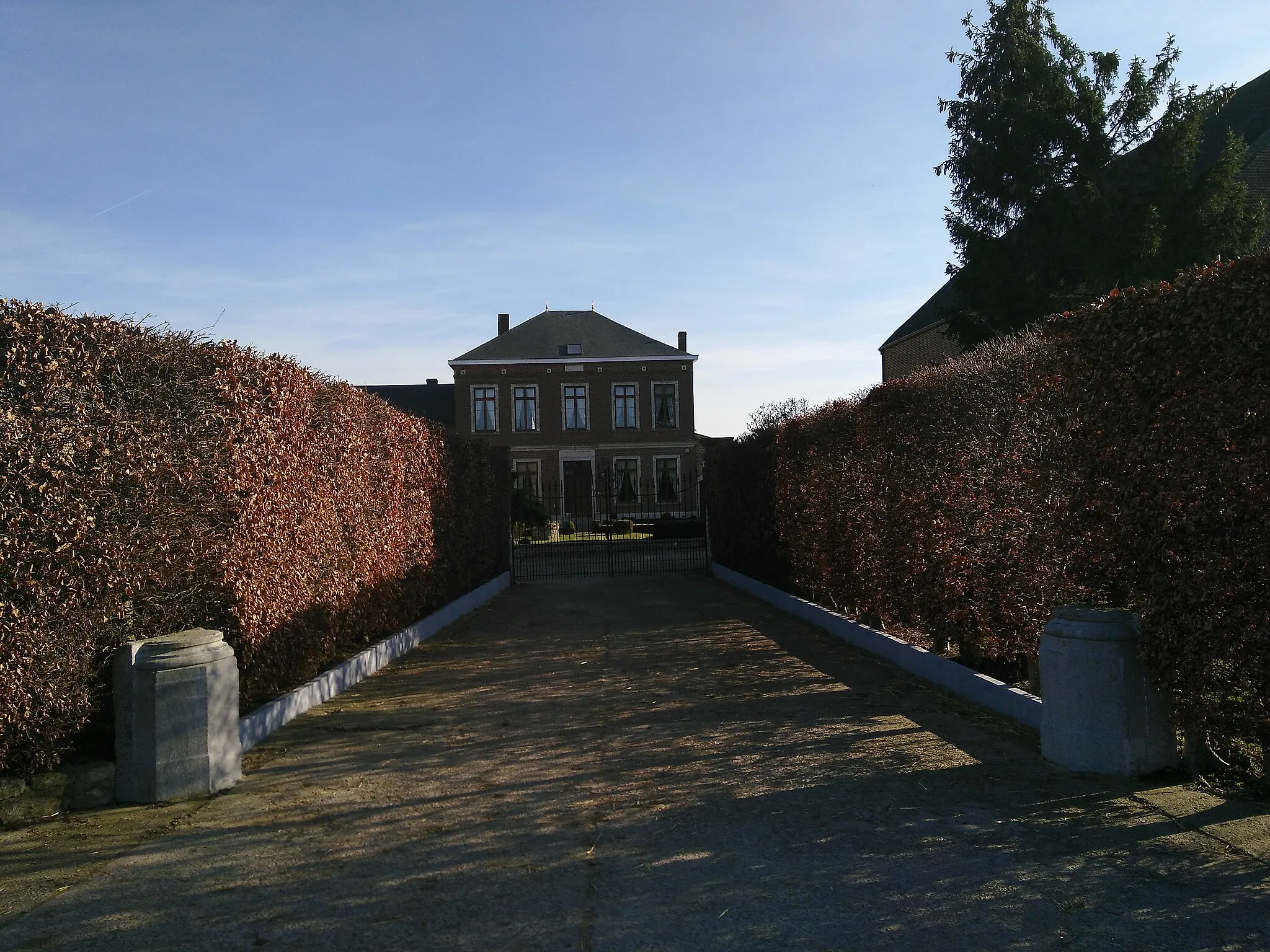 Photo showing: Imposant corps de logis de la ferme Pastur, (RUE H. PASTUR, 29). Construit dans un style néo-classique assez sobre durant la seconde moitié du19e siècle.