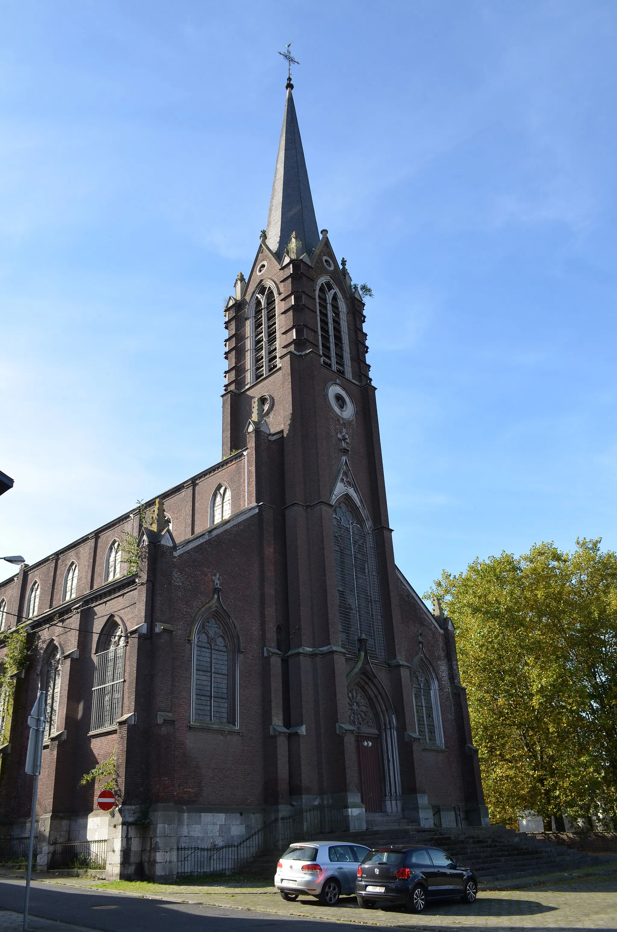 Photo showing: Couillet (Charleroi-Belgique) - Église Saint-Basile - Édifice néo-gothique en brique et calcaire bâti par l'architecte Auguste Quinet en 1865-1867.
