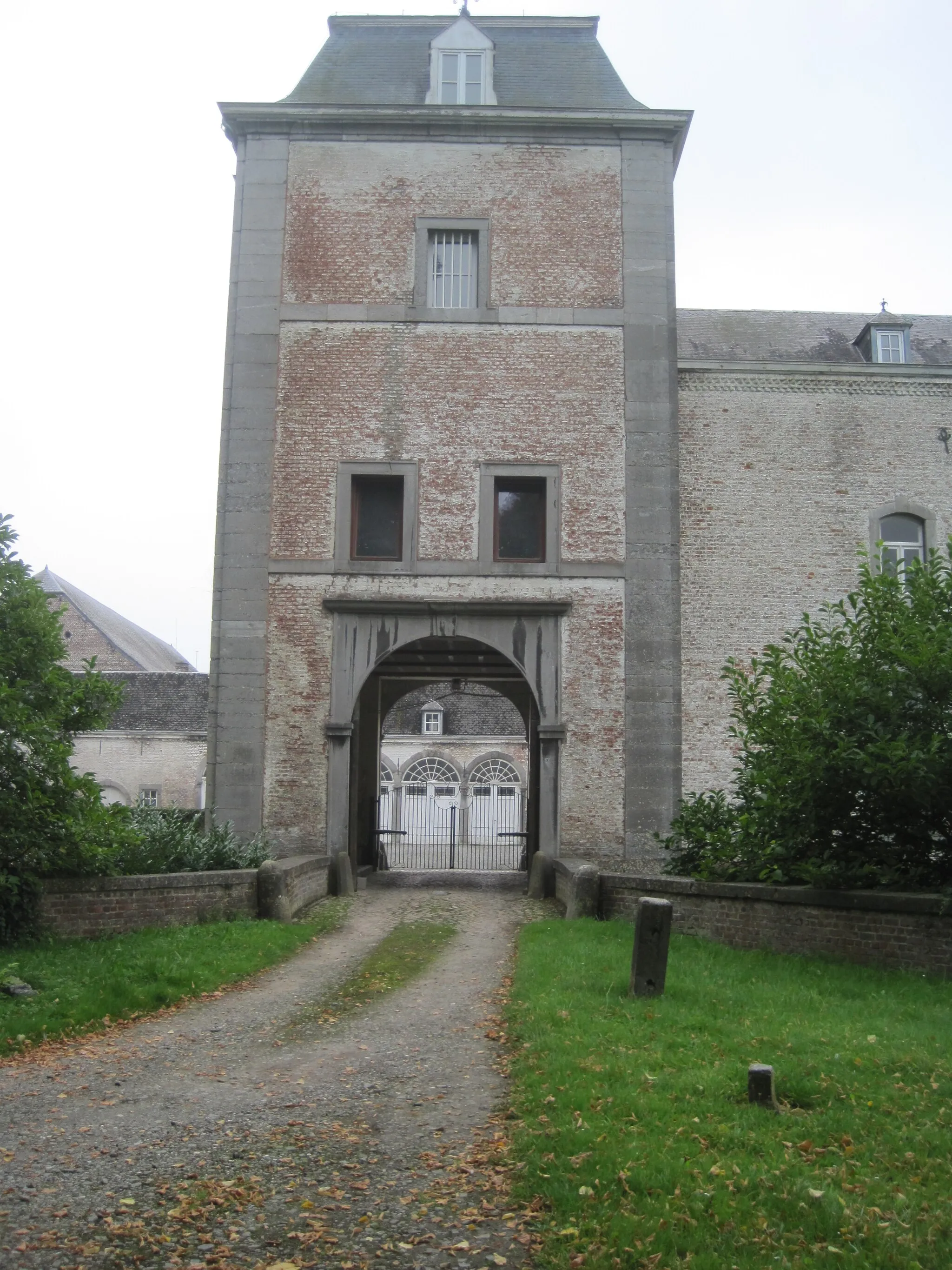 Photo showing: Porche monumental du château de Bolinne-Harlue