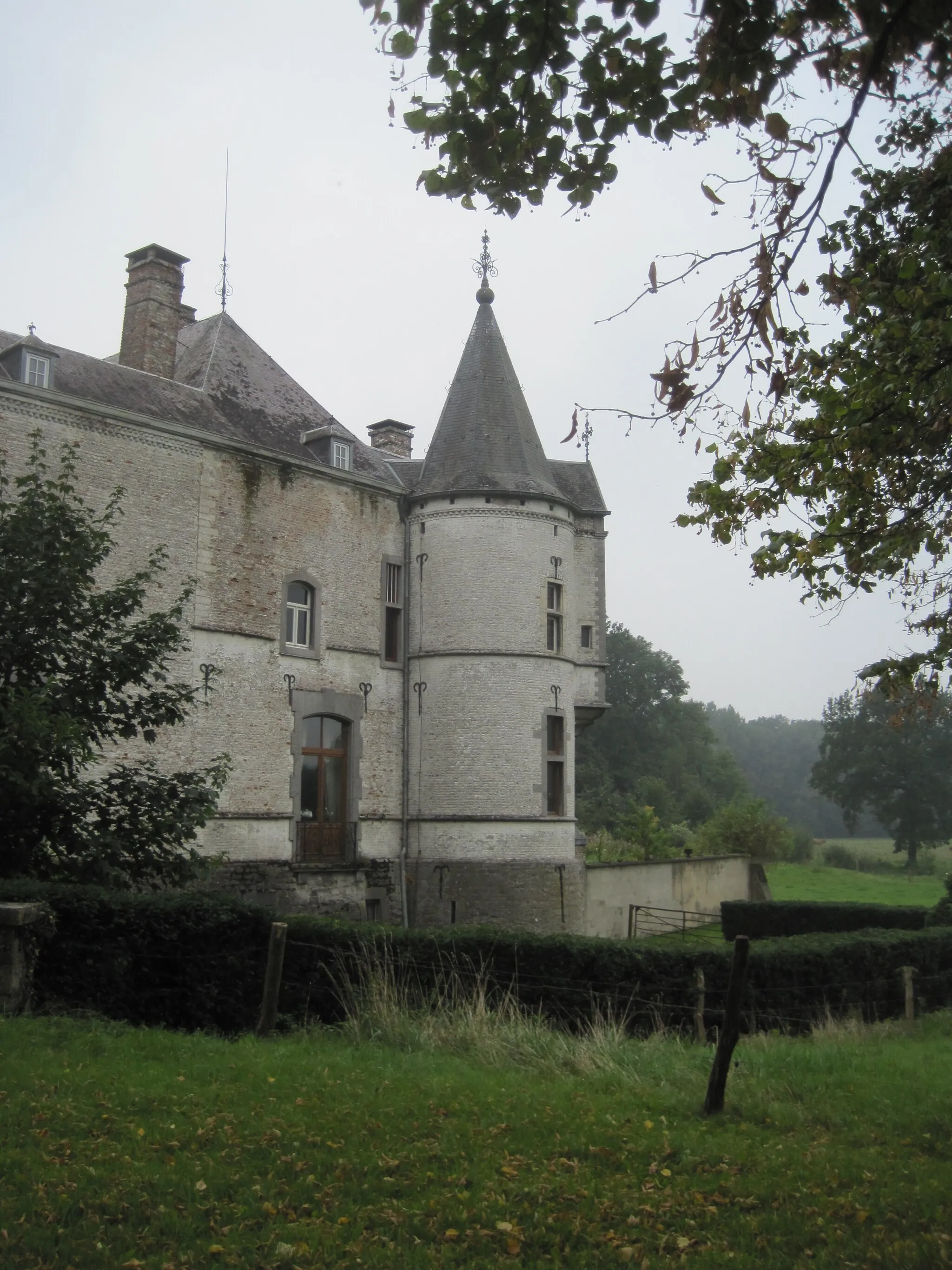 Photo showing: Une des tours d'angle  du château de Bolinne-Harlue