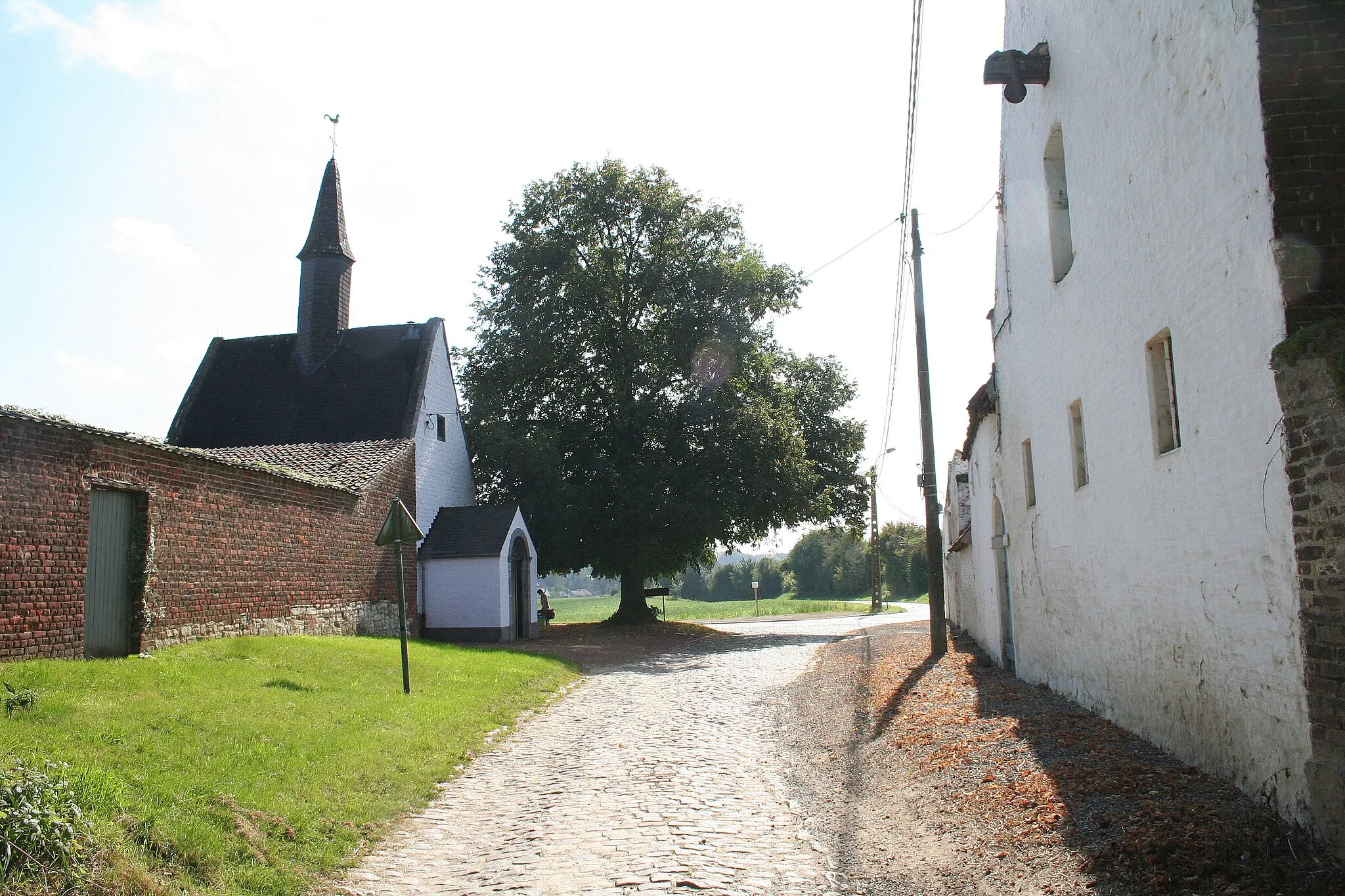 Photo showing: Mille (Belgium), the St. Cornelius chapel and the typical regional farm called «  Hof ter Cammen » (XVII/XVIIIth centuries).