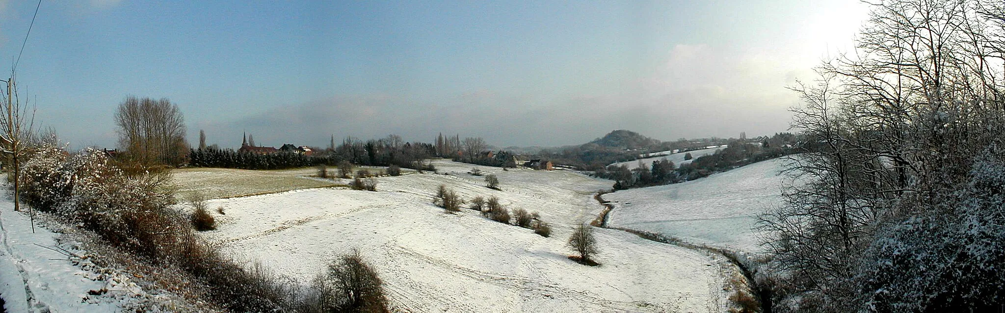 Photo showing: Panorama de la vallée du ruisseau Hanneton à gauche Boussu-Bois Saint Joseph en face le terril de Frédéric et Dour à droite