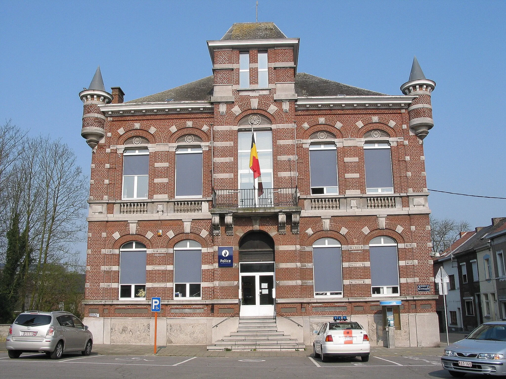 Photo showing: Strépy-Bracquegnies (Belgium), the former city hall.
