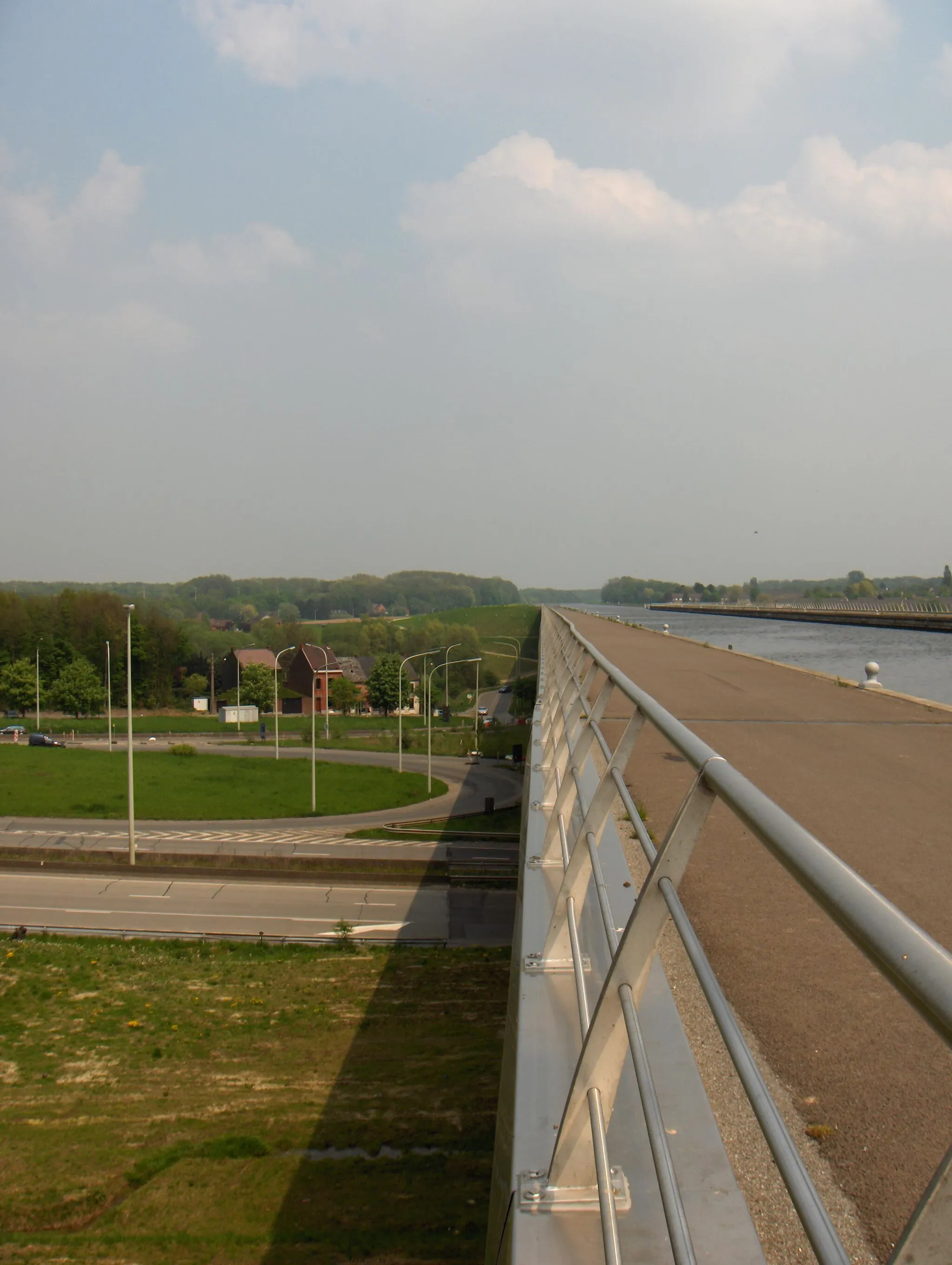 Photo showing: Kanalbrücke am Canal du Centre (La Louvière, Ortsteil Houdeng-Aimeries, Prov. Hennegau, Belgien); Brücke über die Straße N55 Le Roeulx-Binche und die Chaussée du Pont du Sart. 1998-2002 errichtet worden. Architekt: Jean-Marie Cremer. Blick von Westen.