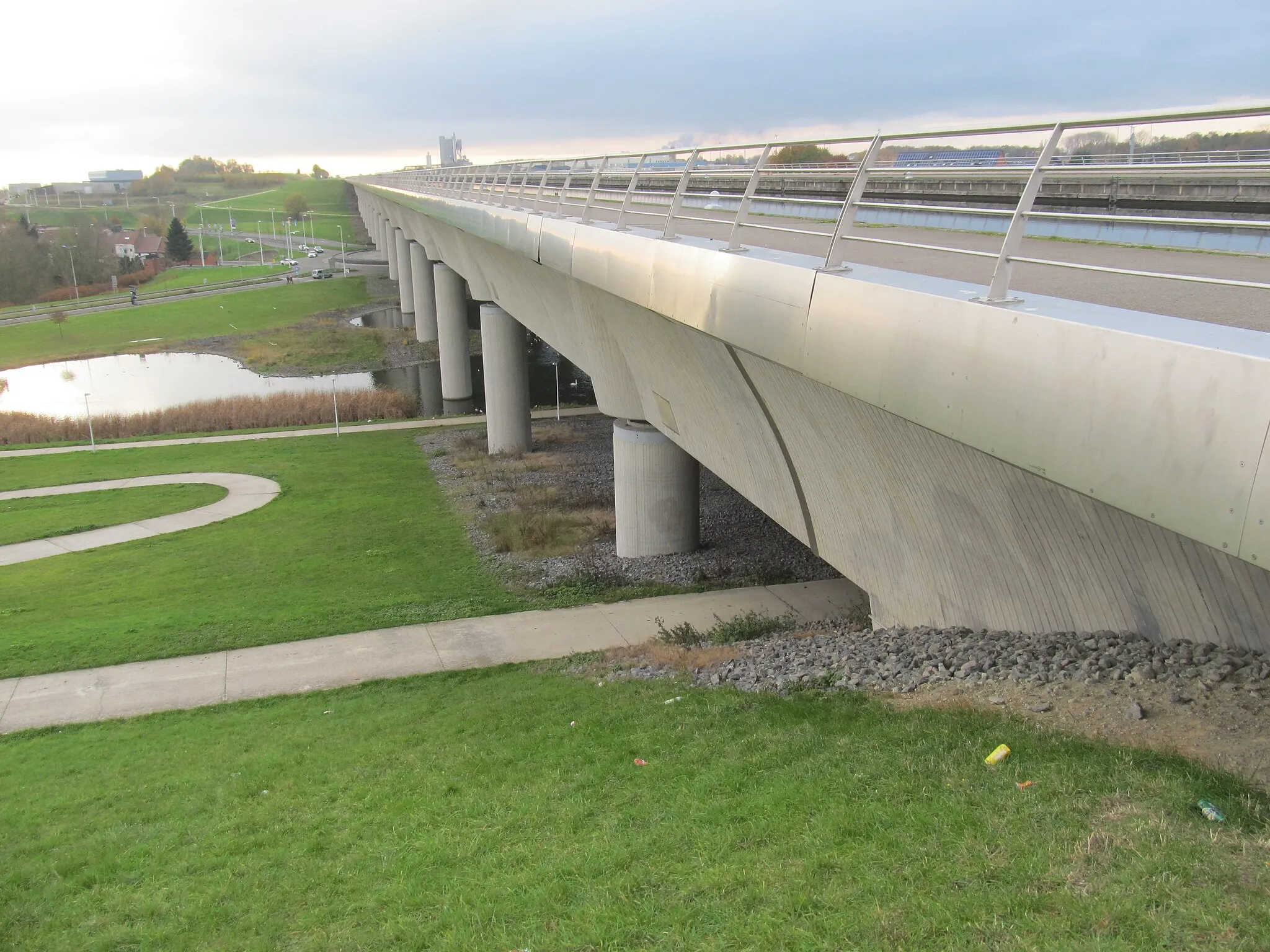 Photo showing: Pont-canal du Sart este un pod-canal din localitatea belgiană Houdeng-Gœgnies pe care Canal du Centre traversează valea râului Thiriau du Sart și intersecția drumurilor naționale N55 și N535.