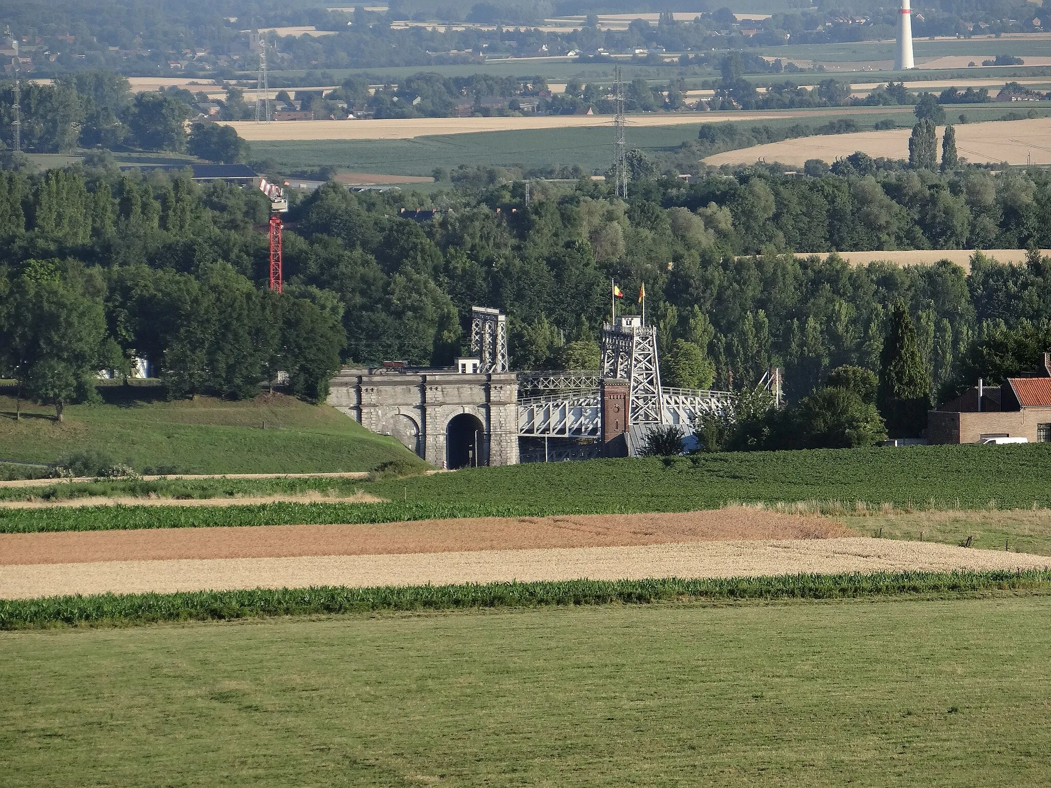 Photo showing: Vue sur l'ascenseur du Centre n°4, depuis le panorama de l'aire des Hauts-Bois de l'autoroute E42 (A7 en Belgique).
