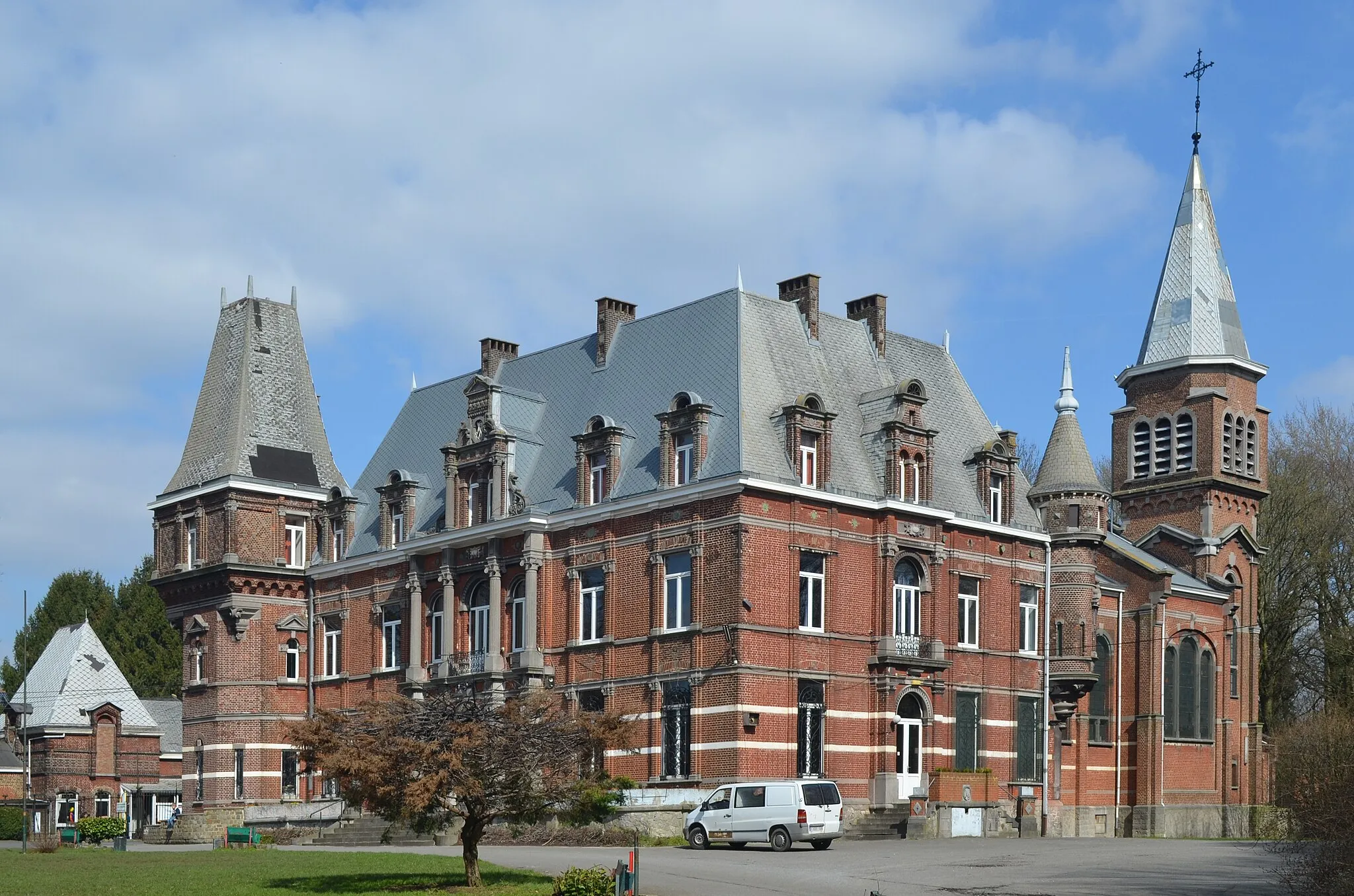 Photo showing: Jumet (Charleroi-Belgique) - Château Mondron et église Saint-Lambert.