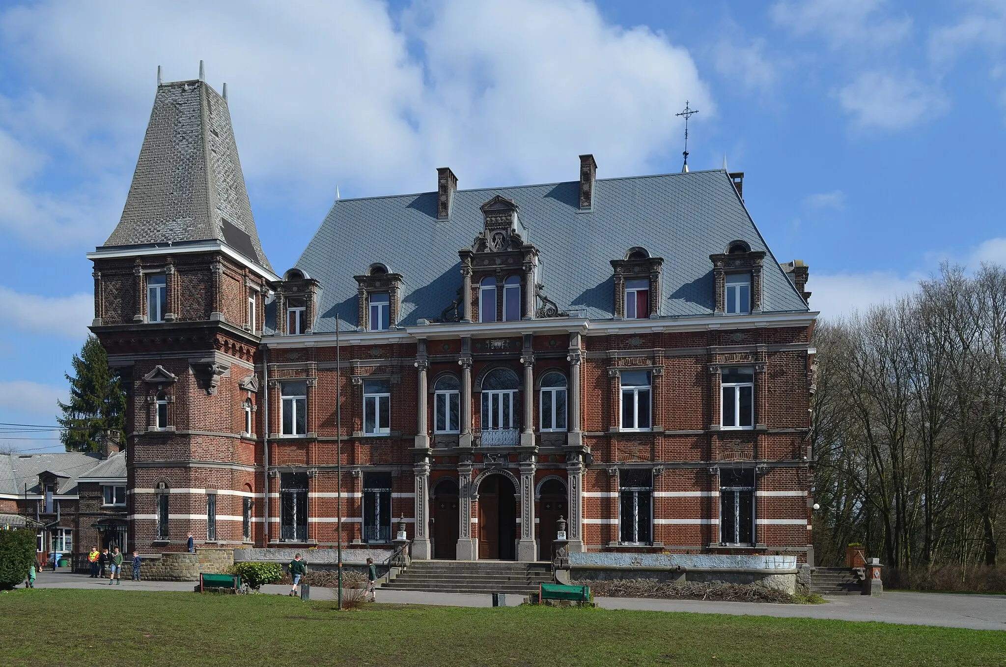 Photo showing: Jumet (Charleroi-Belgique) - Château Mondron et église Saint-Lambert.