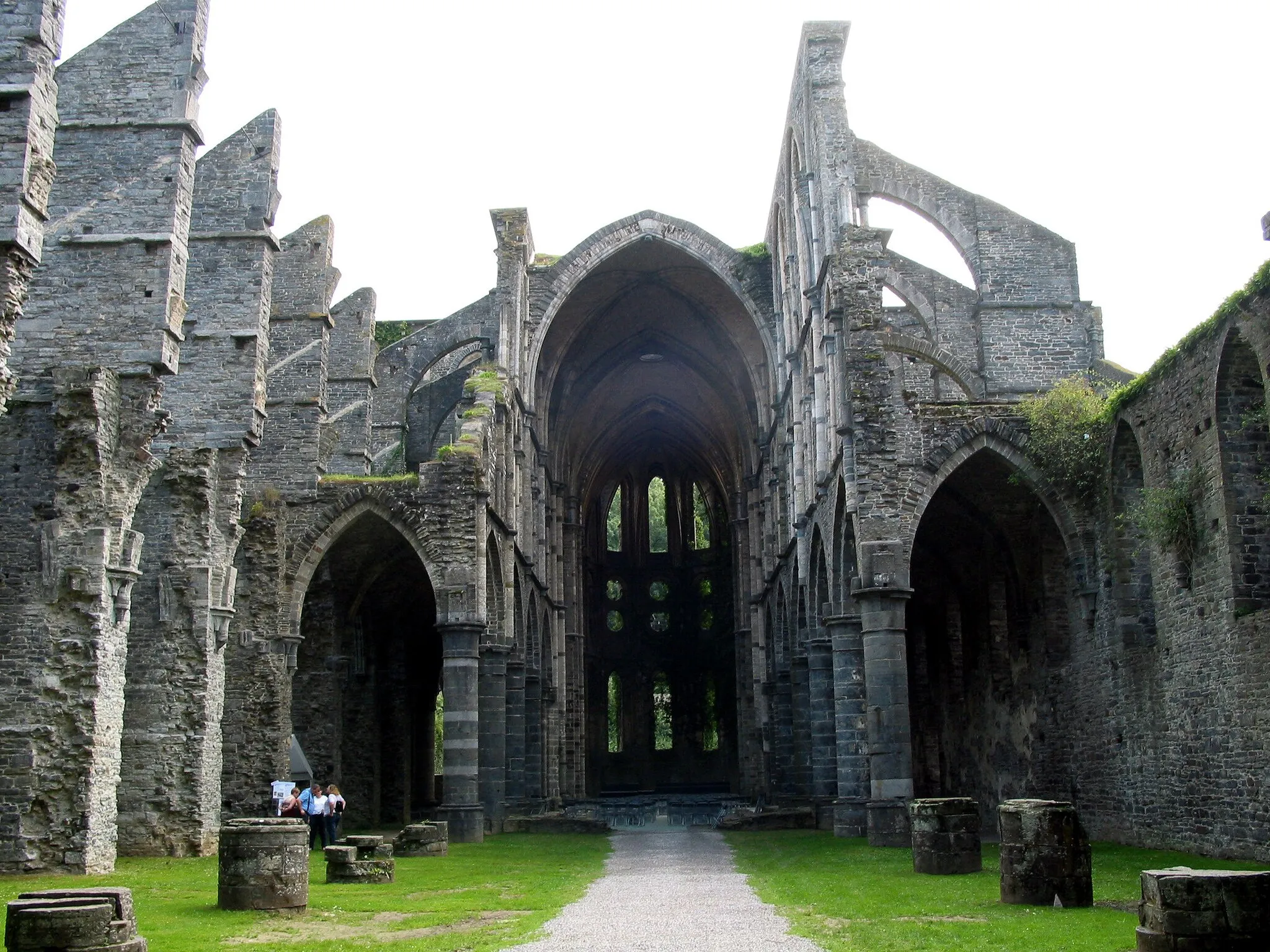 Photo showing: Villers-la-Ville (Belgium), nave, aisle and choir of the abbey church ruins (XIIIth century).