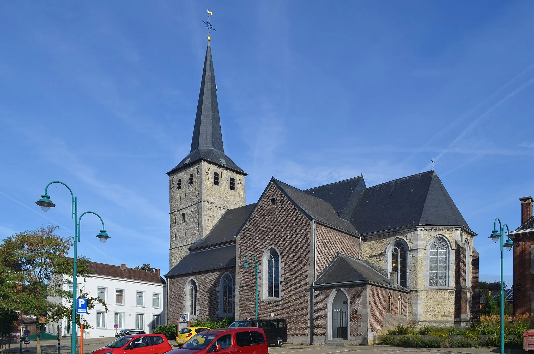 Photo showing: Mellet (Les Bons Villers-Belgique) - église des Saints-Martin-et-Mutien-Marie vue depuis la place et la rue Alphonse Helsen.