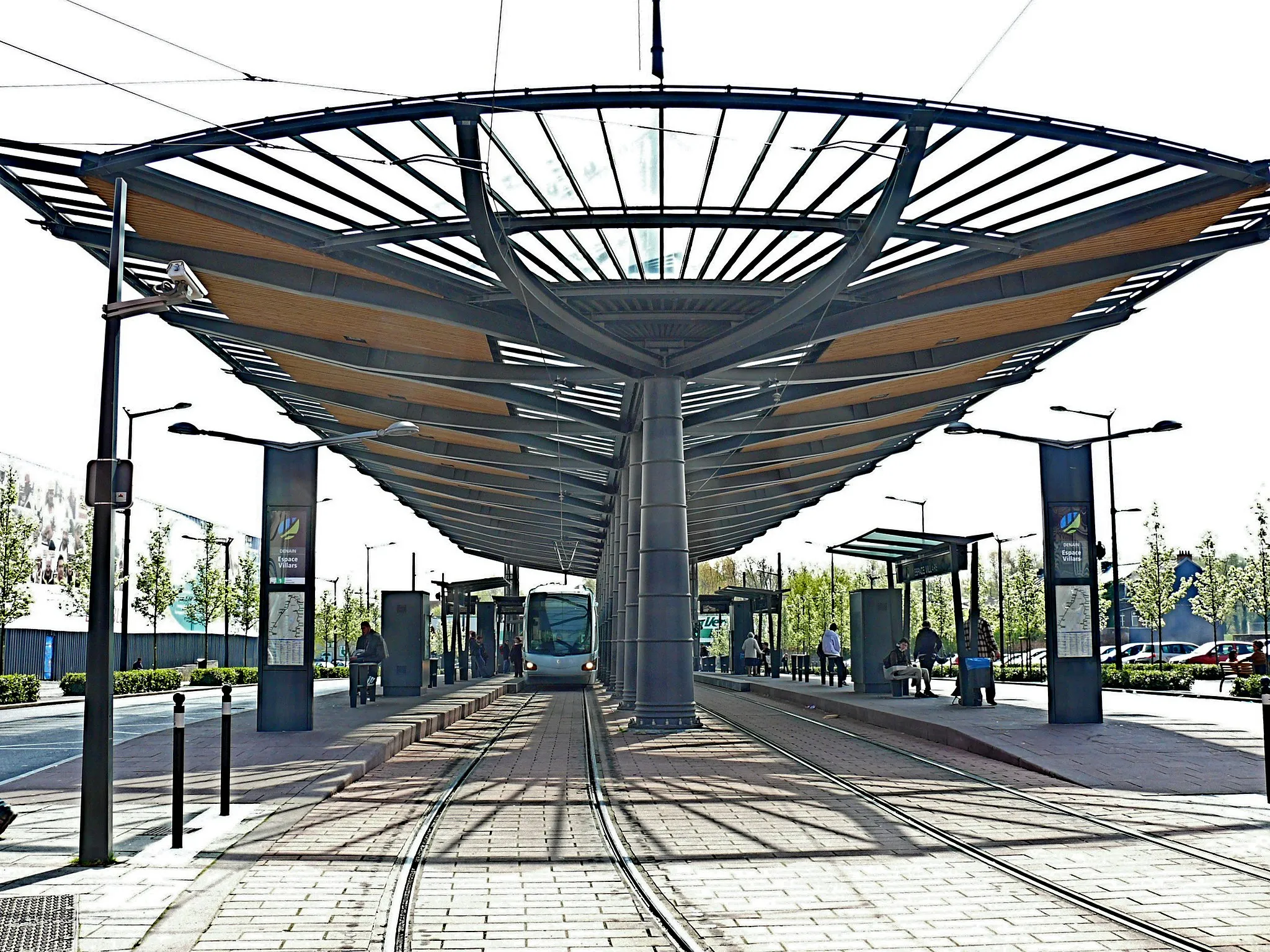 Photo showing: Tramway de Valenciennes : Le terminus de la ligne 1 à Espace Villars à Denain La station est entourrée d'une voie routière, permettant le stationnement des bus et une correspondance aisée des passagers