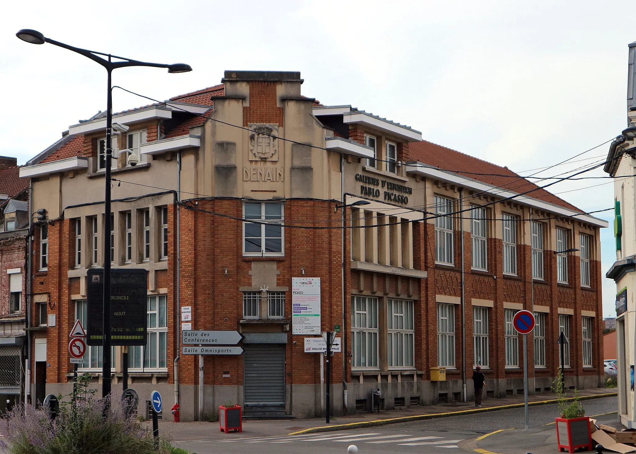 Photo showing: Denain (France - département du Nord)  – Angle des rues de Villars et Roger Salengro - Immeuble de l'ancienne poste de style Art déco ; actuelle Maison de la Justice et du Droit (MJD).