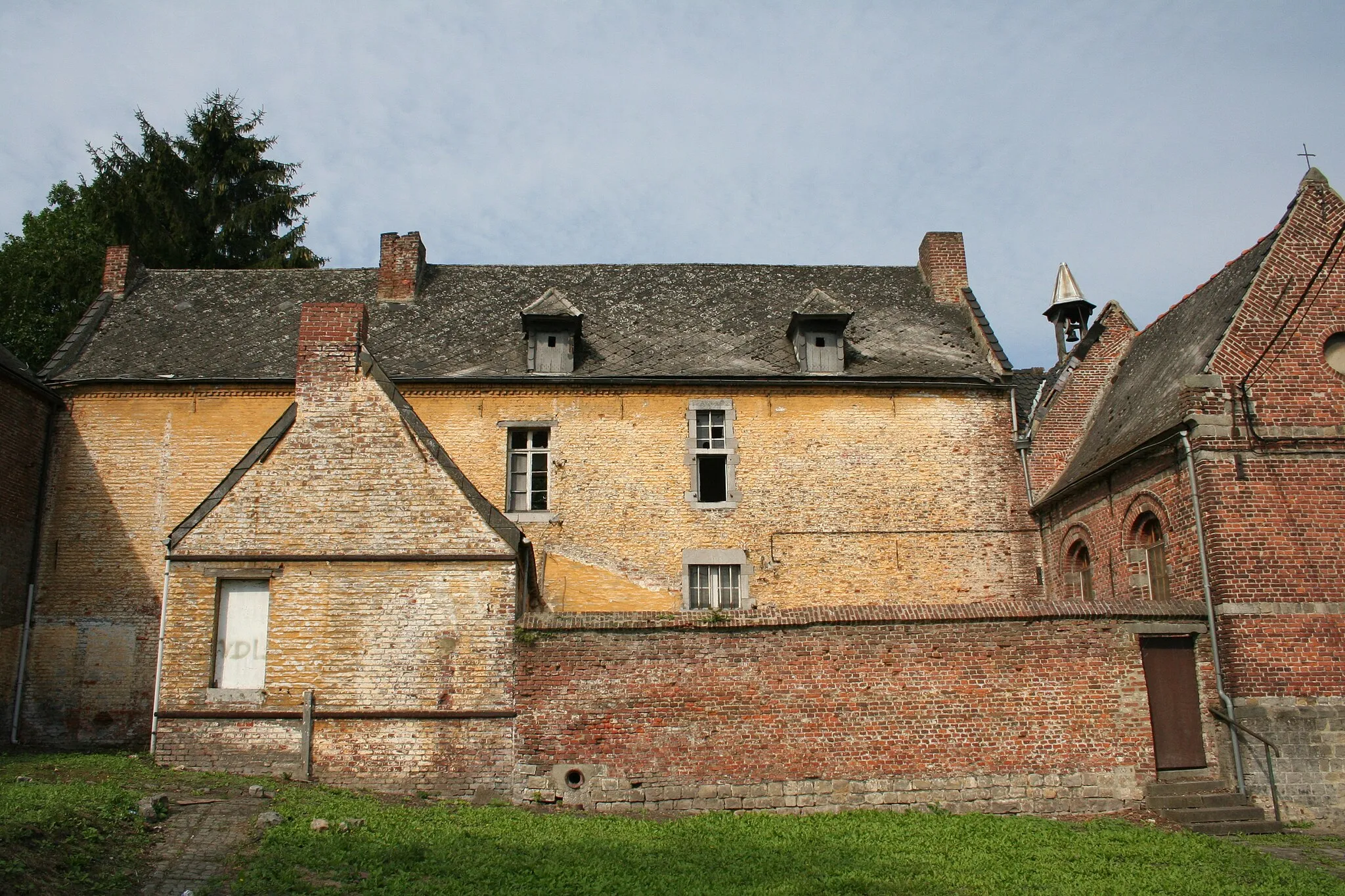 Photo showing: Boussoit (Belgium), the old hospital and the St. Julian chapel (XVI/XVIIth centuries).