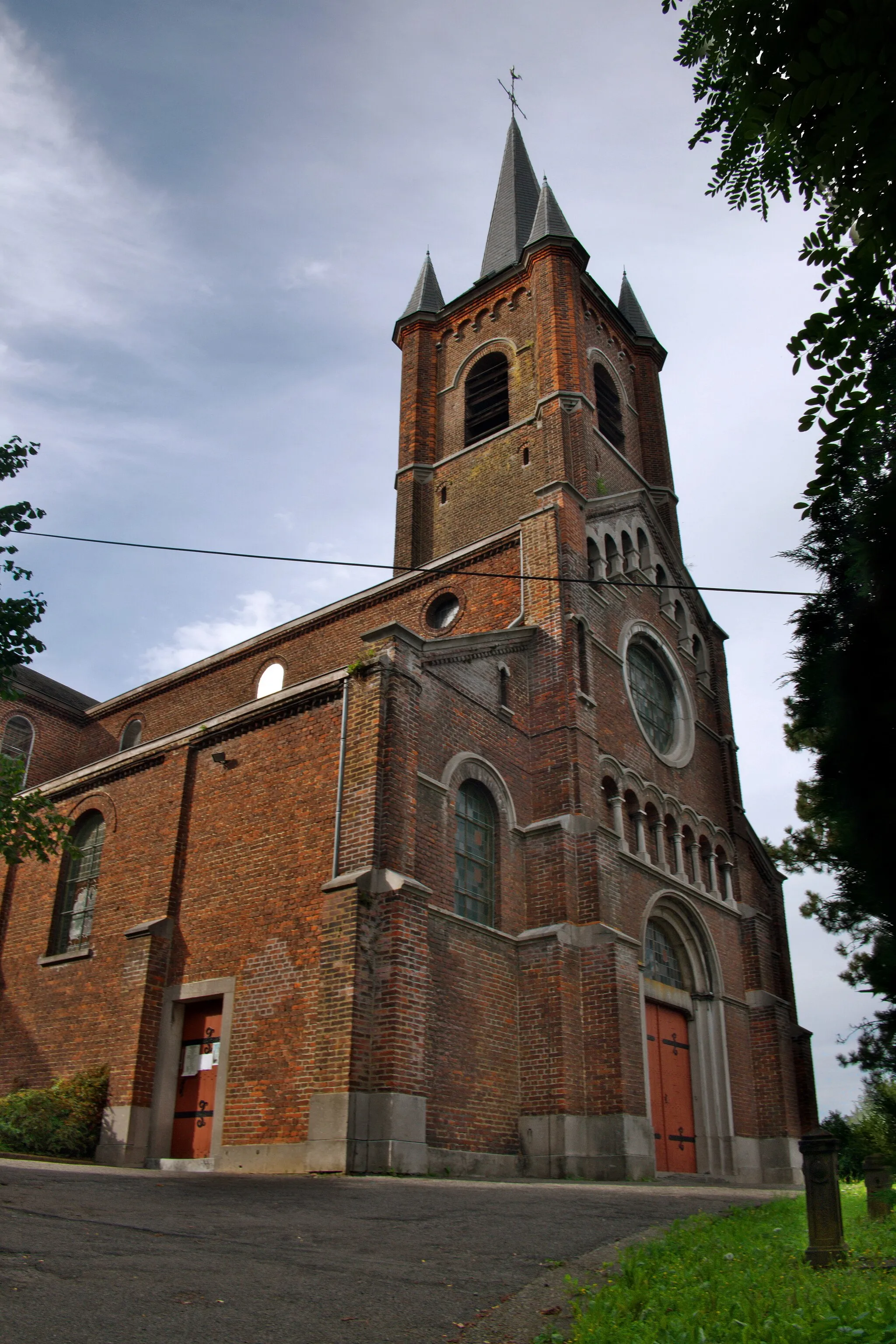 Photo showing: The church of Sainte Marie Madeleine de Boussoit
Pastoral Unit of the Val d'Haine - Diocese of Tournai
Built in 1863, by the priest J-B FLAMME it is Neo-Romanesque style (unbroken arch of the vaults).

The tomb of the founder priest is next to the church.