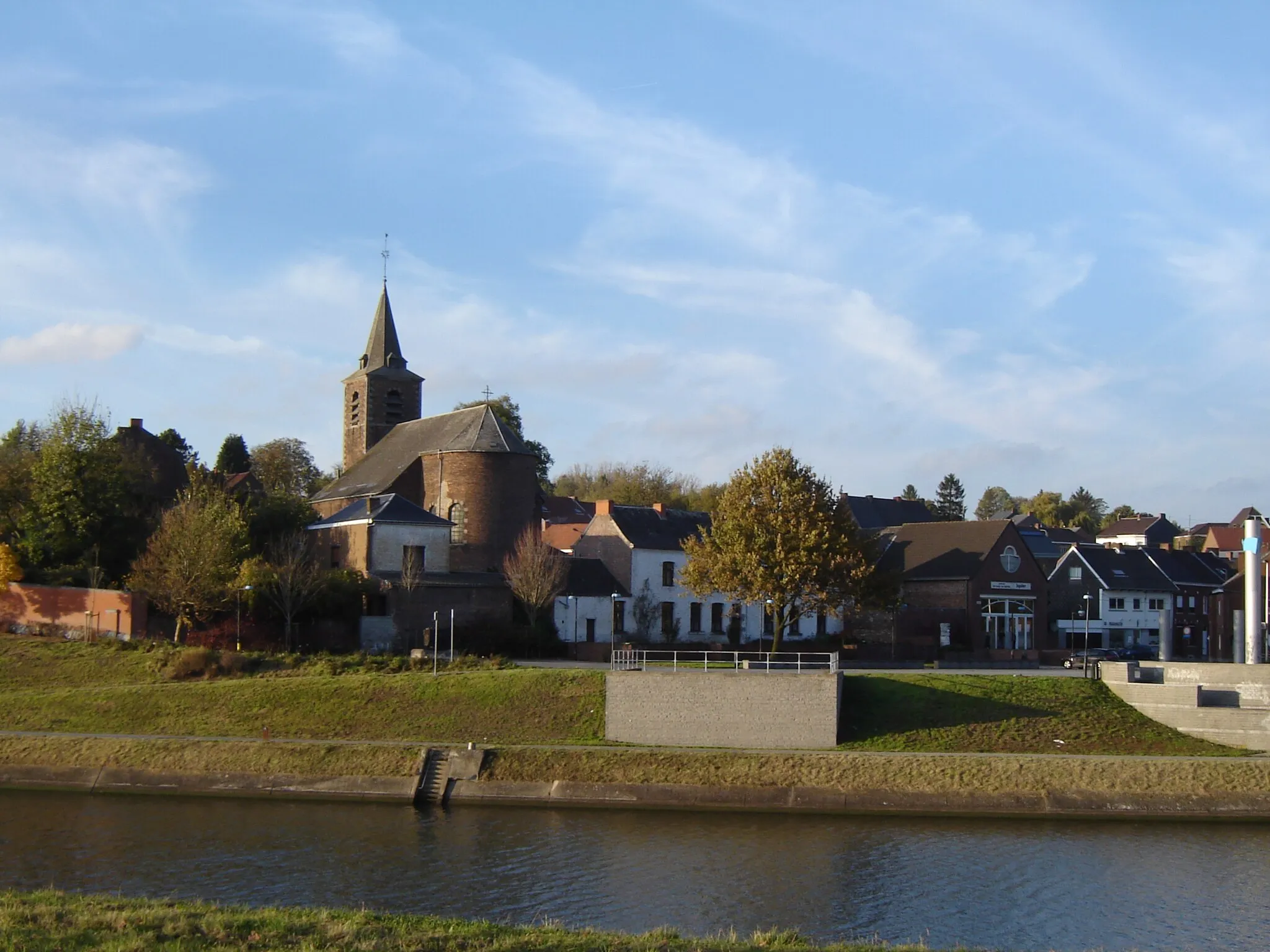 Photo showing: View on the village of Thieu on the Canal du Centre. Thieu, Le Rœulx, Hainaut, Belgium