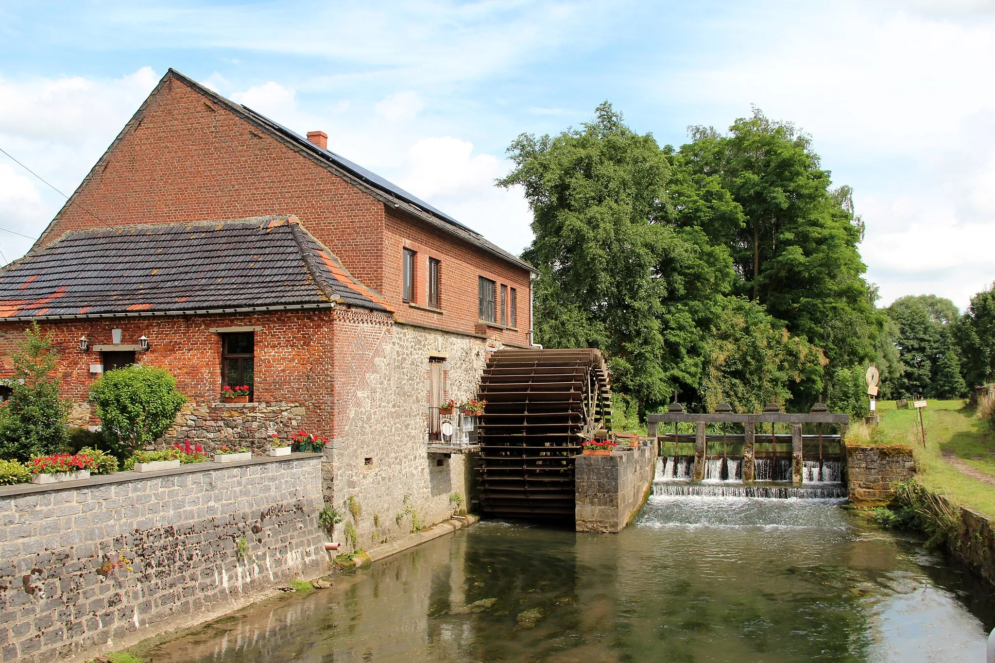 Photo showing: Mévergnies-lez-Lens (Belgium), the Thully watermill (XVI/XXth centuries) on the Dendre Orientale.