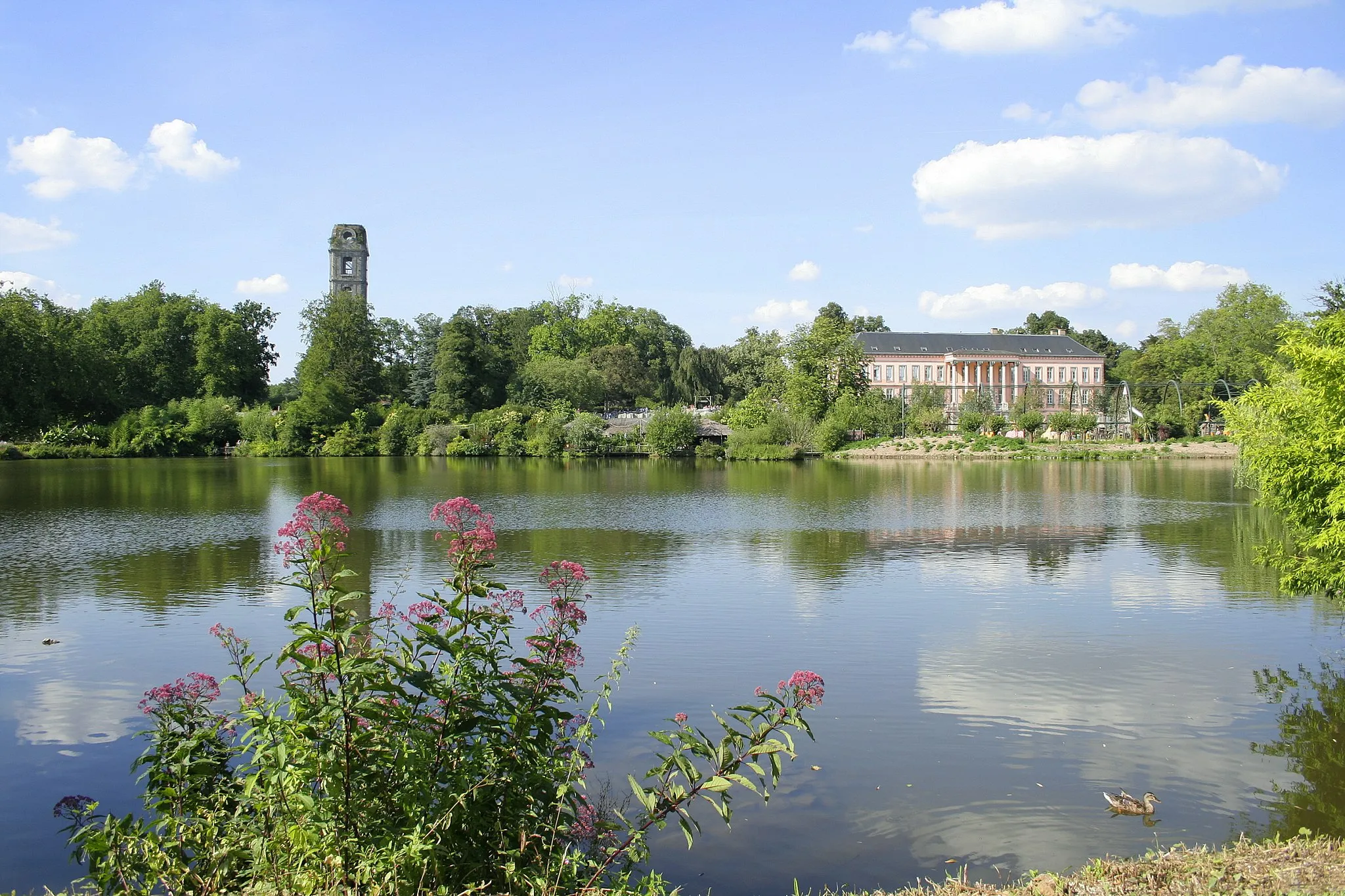 Photo showing: Cambron-Casteau (Belgium), the East pond, the tower (1774), the park of the former abbey and the former castle (XIXth century).