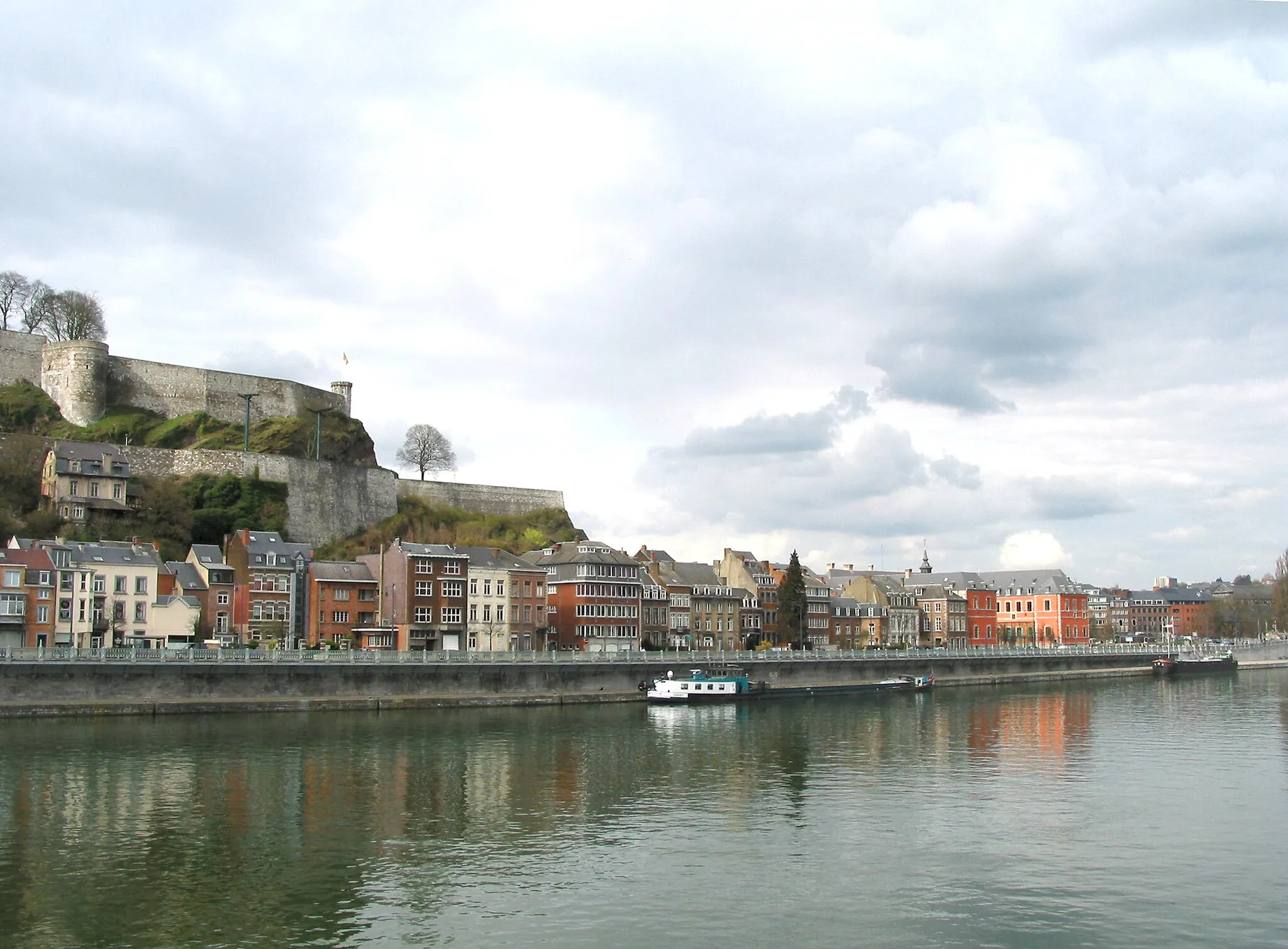 Photo showing: Namur (Belgium), the Meuse river, the citadel, the city and the walloon parliament.