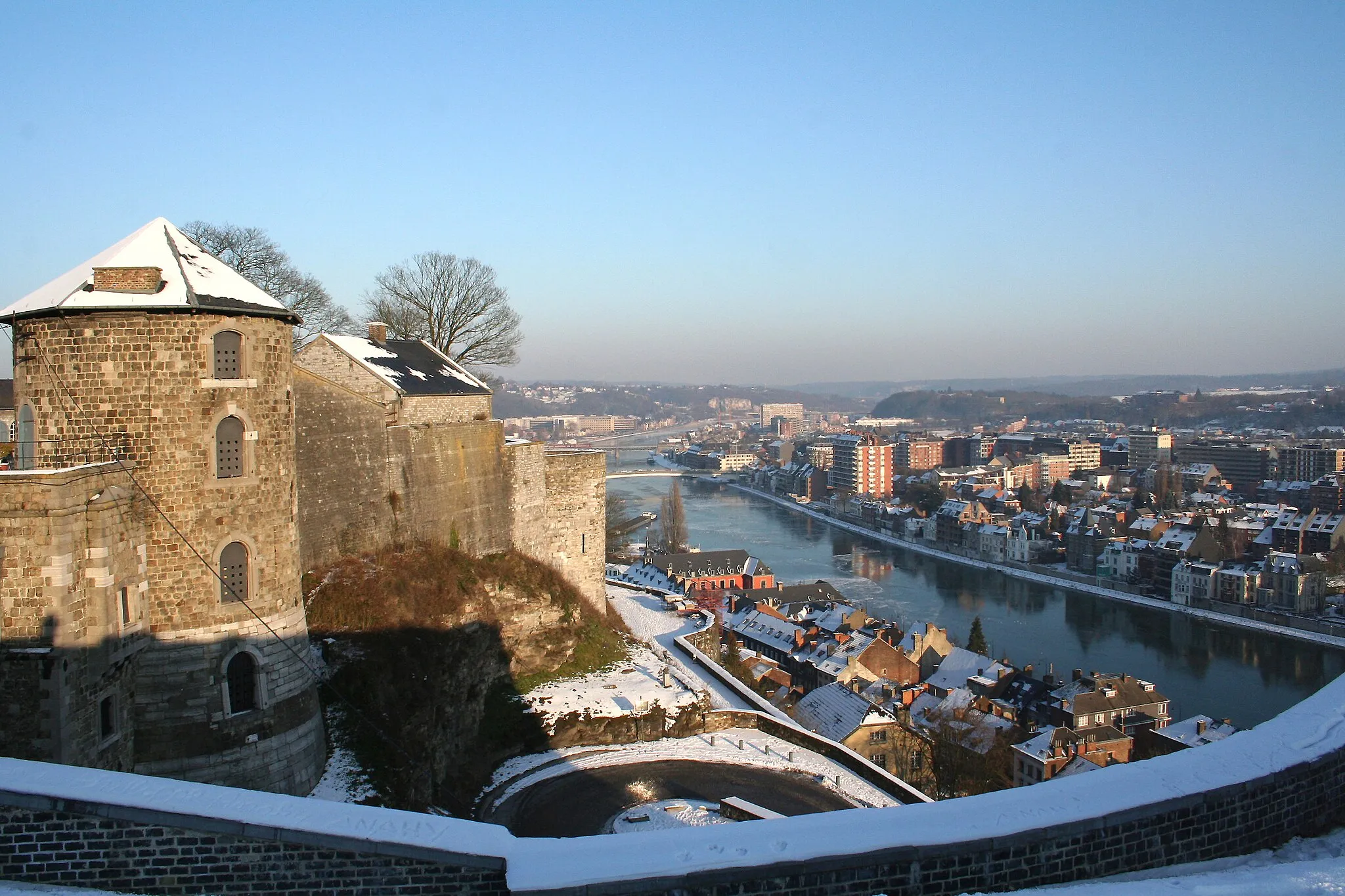 Photo showing: Namur (Belgique), les remparts sud-est de la citadelle, le parlement wallon, les quartiers situés au pied des rochers du Champeau et la Meuse vus depuis la route Merveilleuse.