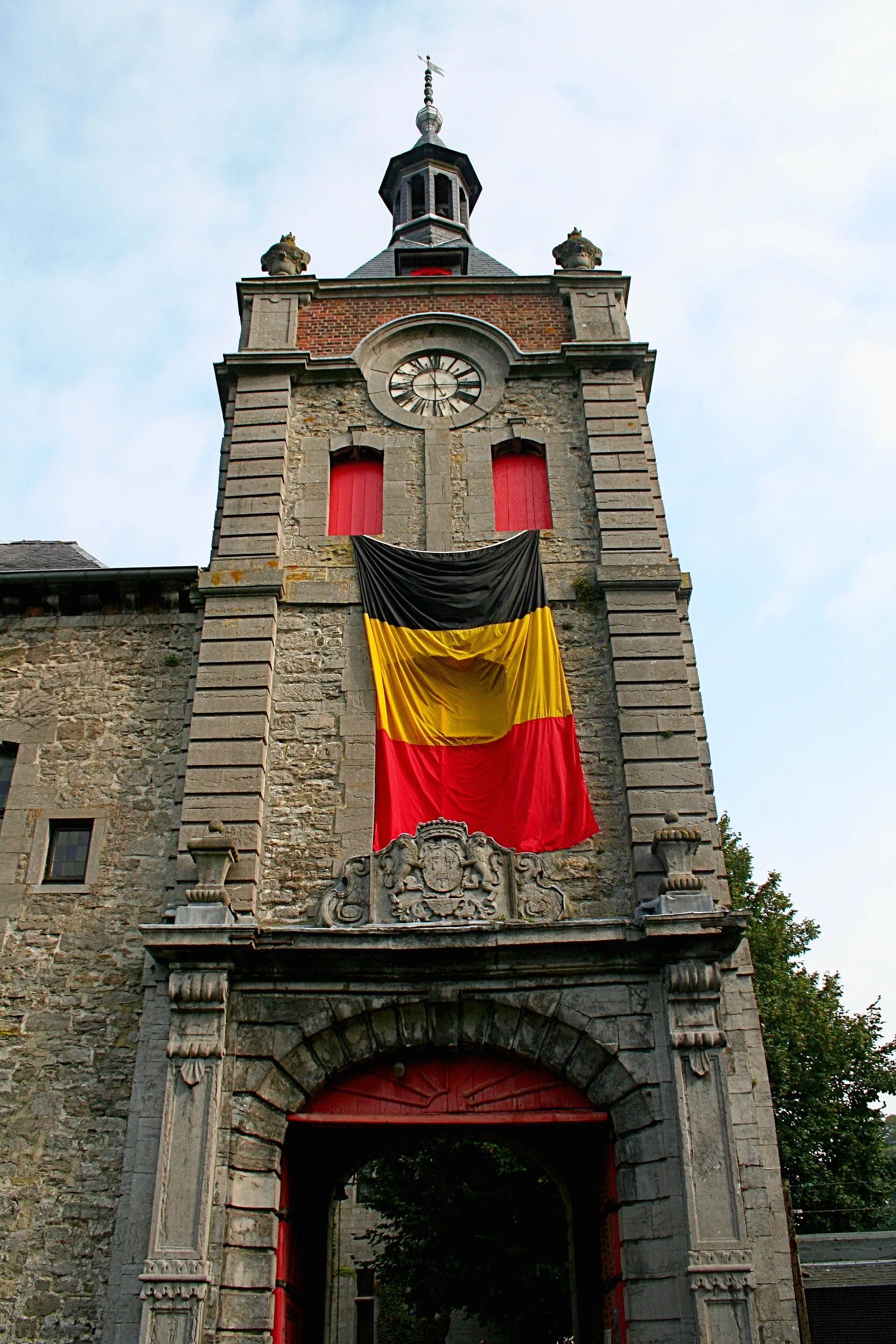 Photo showing: Écaussinnes-Lalaing (Belgium), tower-porch of the castle (XII/XVth centuries).