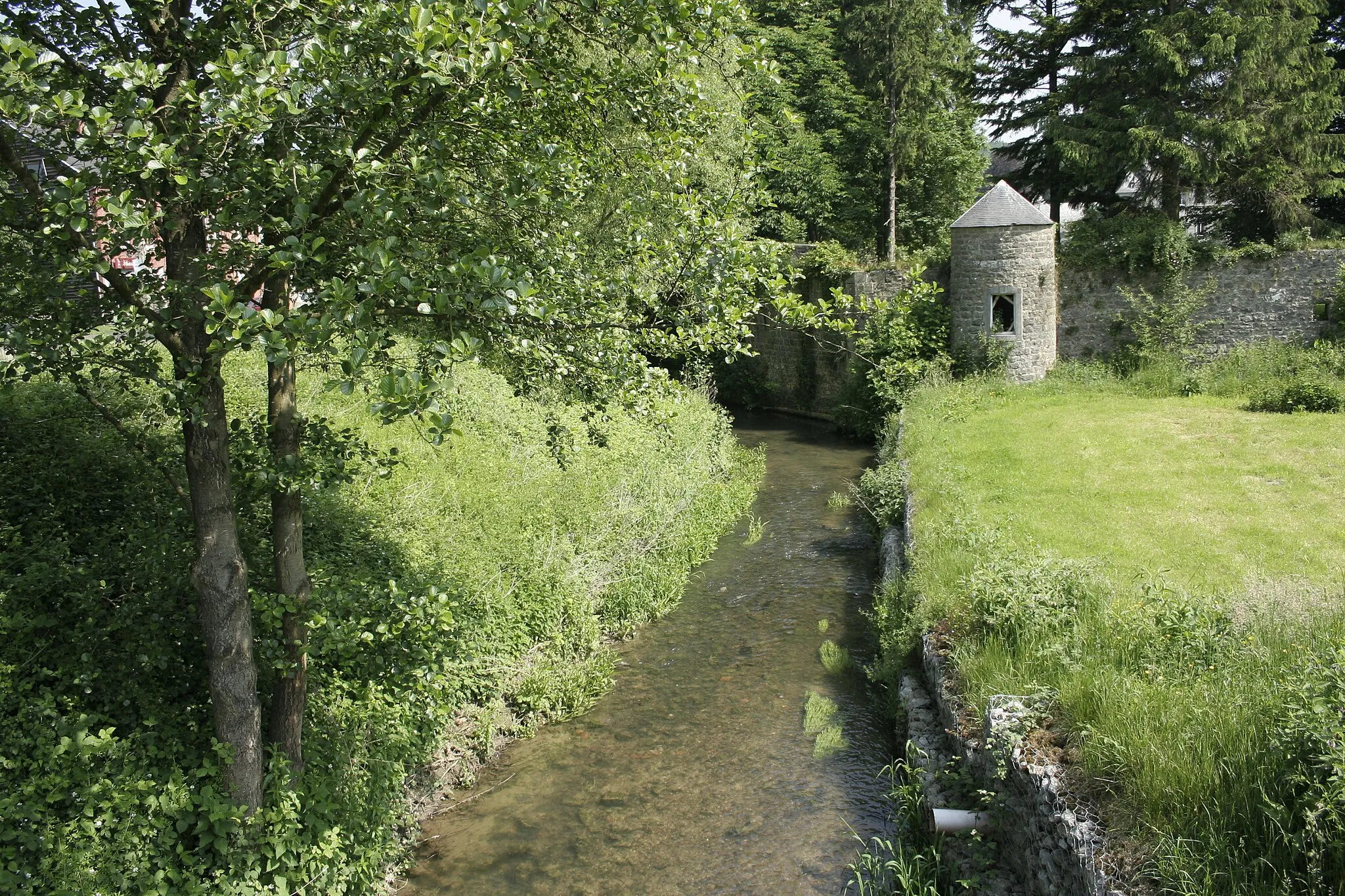 Photo showing: Acoz (Belgium) : the Hanzinne stream along the castle wall and the rue Moncheret.