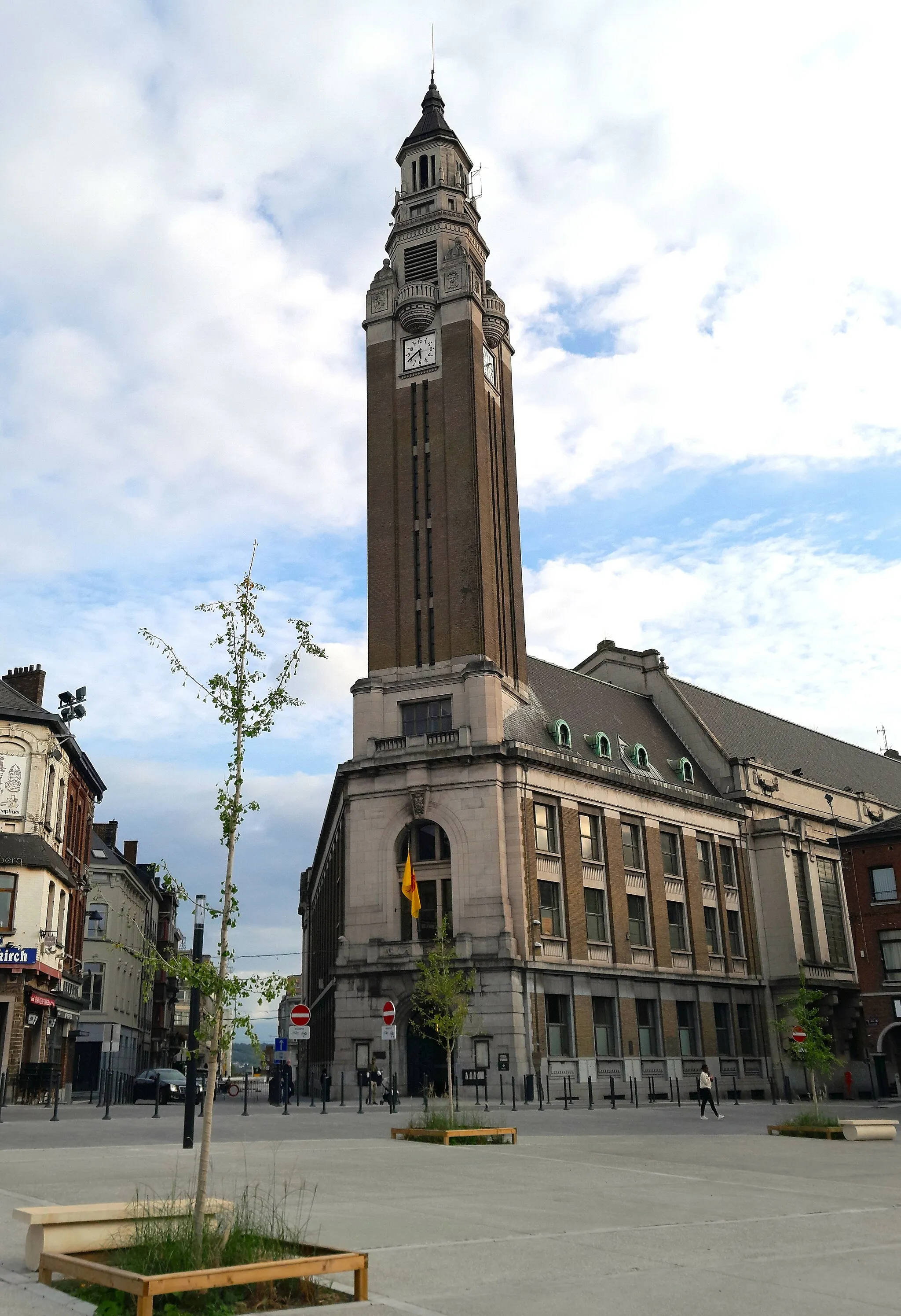 Photo showing: Beffroi de Charleroi et place du Manège rénovée en 2023