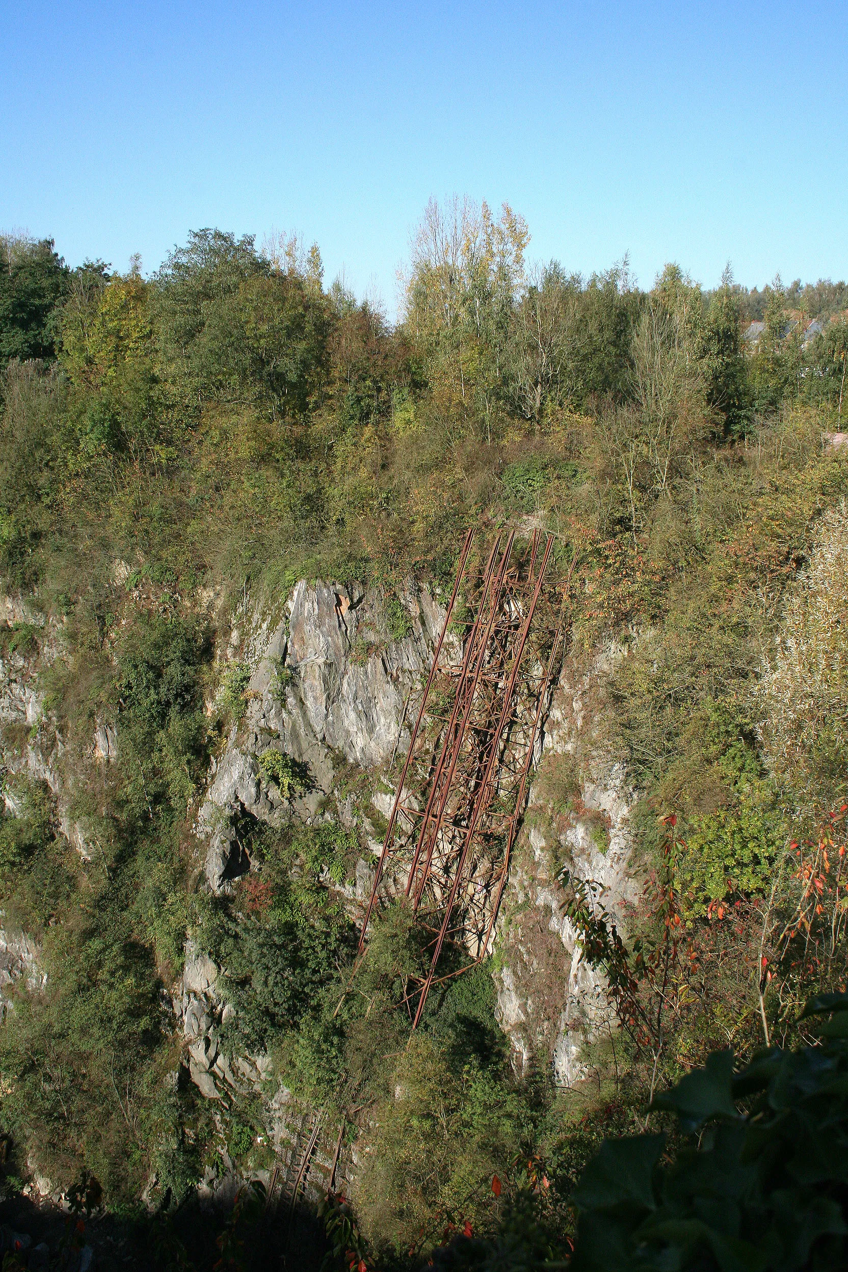 Photo showing: Lessines (Belgium), Chemin de Mons à Gand – Porphyry quarry.