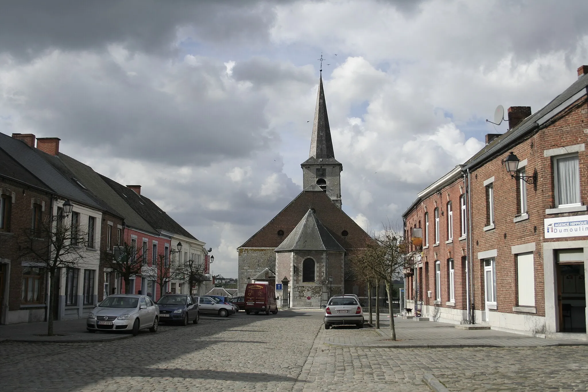 Photo showing: Froidchapelle (Belgium), the place Albert 1er and the Saint Aldegone apse (XVI-XVIIIt centuries).