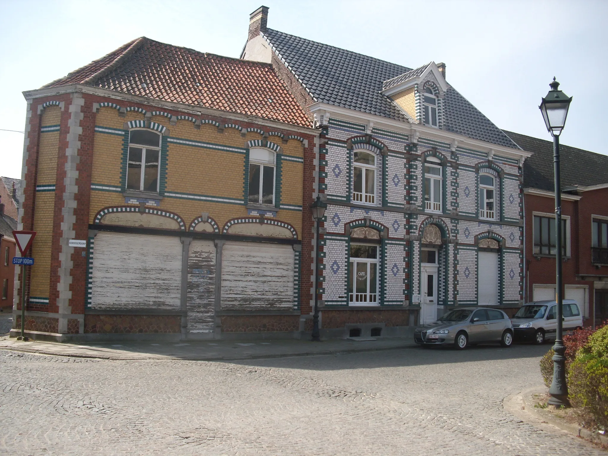 Photo showing: Schoenfabriek met winkelpand en huis - Oordegemdorp 1-3 - Oordegem - Lede - Oost-Vlaanderen - België