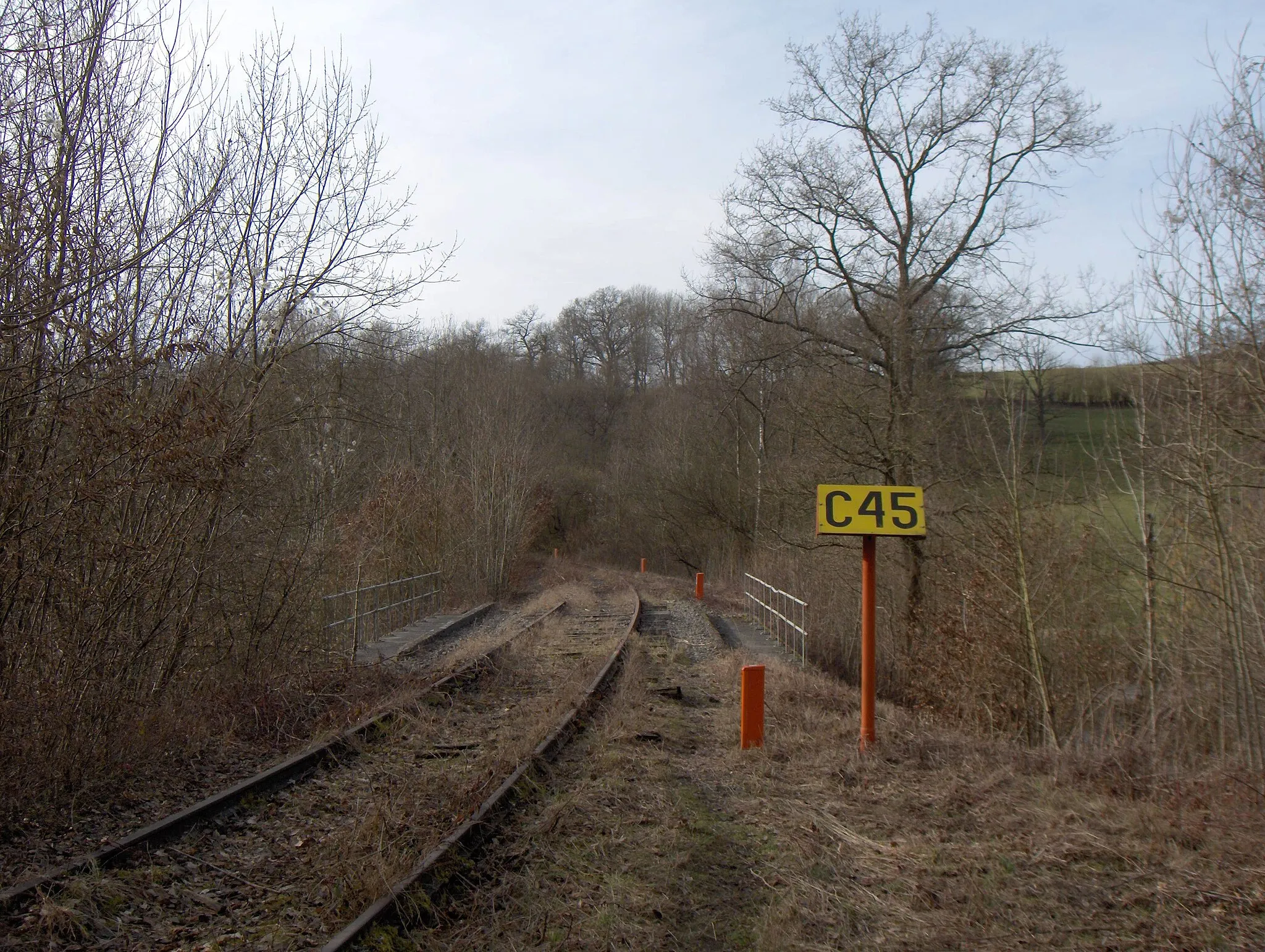 Photo showing: Belgische Bahn, ehemalige Eisenbahnlinie 128 Ciney-Yvoir, Abschnitt zwischen Purnode und Yvoir (Gemeinde Yvoir, prov. Namur, Belgien).