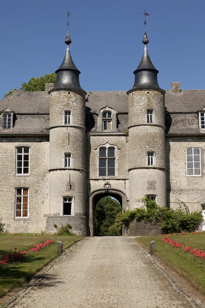 Photo showing: Belgium. Brabant-wallon. Genappe. Houtain-le-ValLe château de Houtain-le-Val. Castle (Le château de Houtain-le-Val). Exterior. Entrance gate.