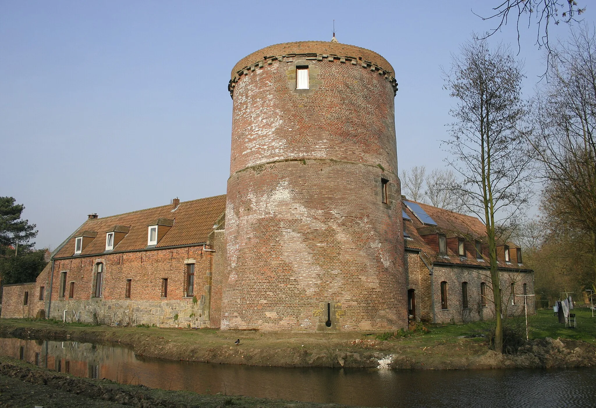 Photo showing: Herchies (Belgium), Avenue du château d’Egmont – The old castle, now the Marie-Médiatrice priory.