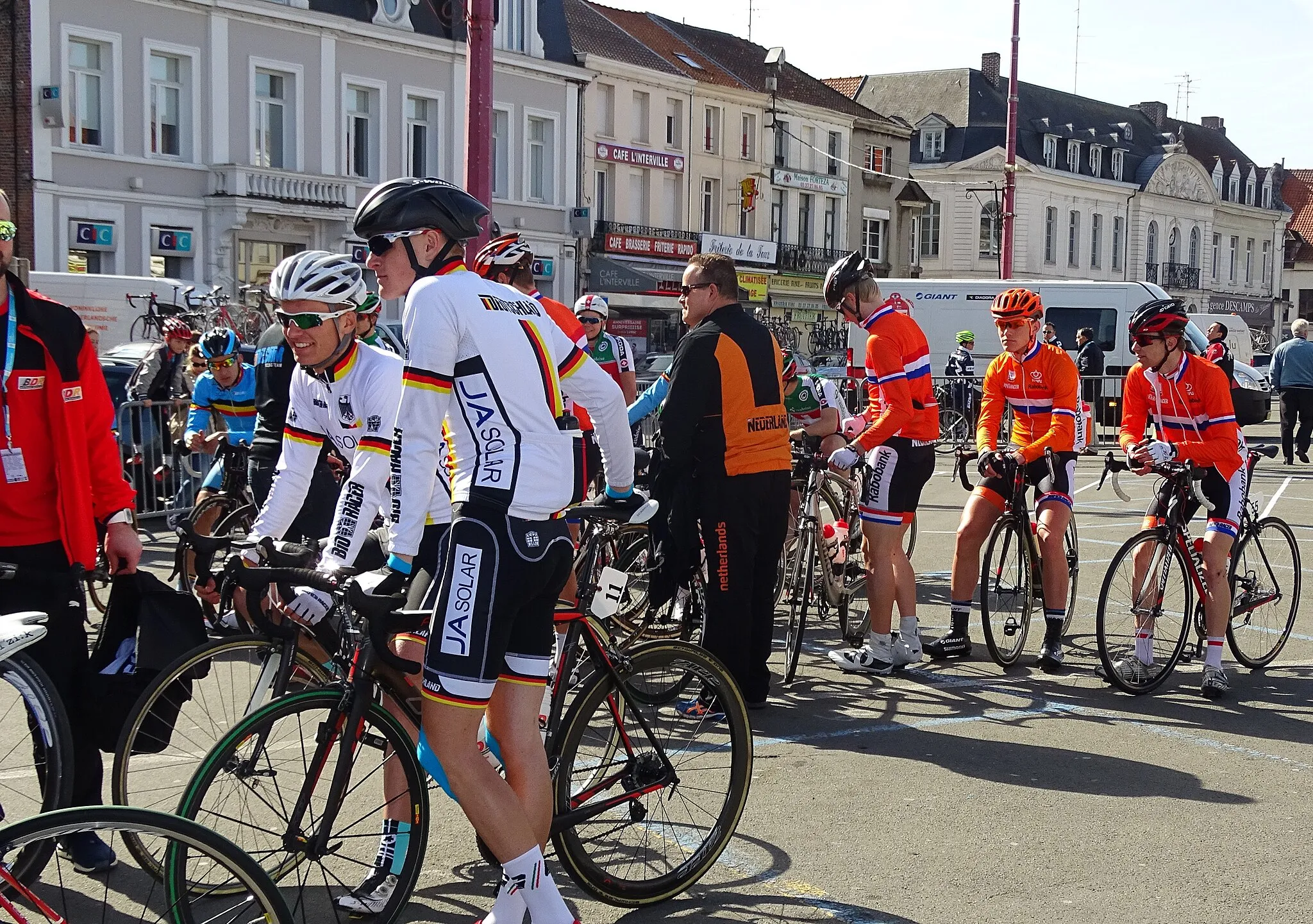 Photo showing: Reportage réalisé le dimanche 12 avril à l'occasion du départ du Paris-Roubaix juniors 2015 à Saint-Amand-les-Eaux, France.