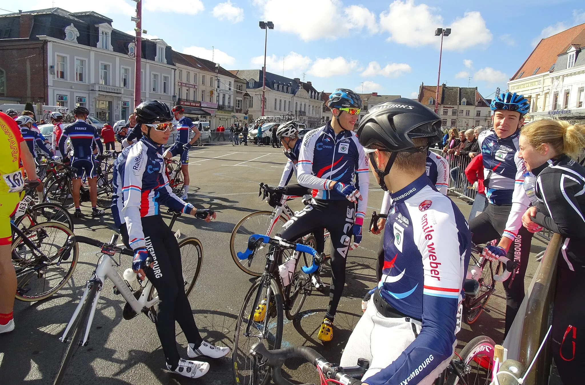 Photo showing: Reportage réalisé le dimanche 10 avril à l'occasion du départ du Paris-Roubaix juniors 2016 à Saint-Amand-les-Eaux, France.