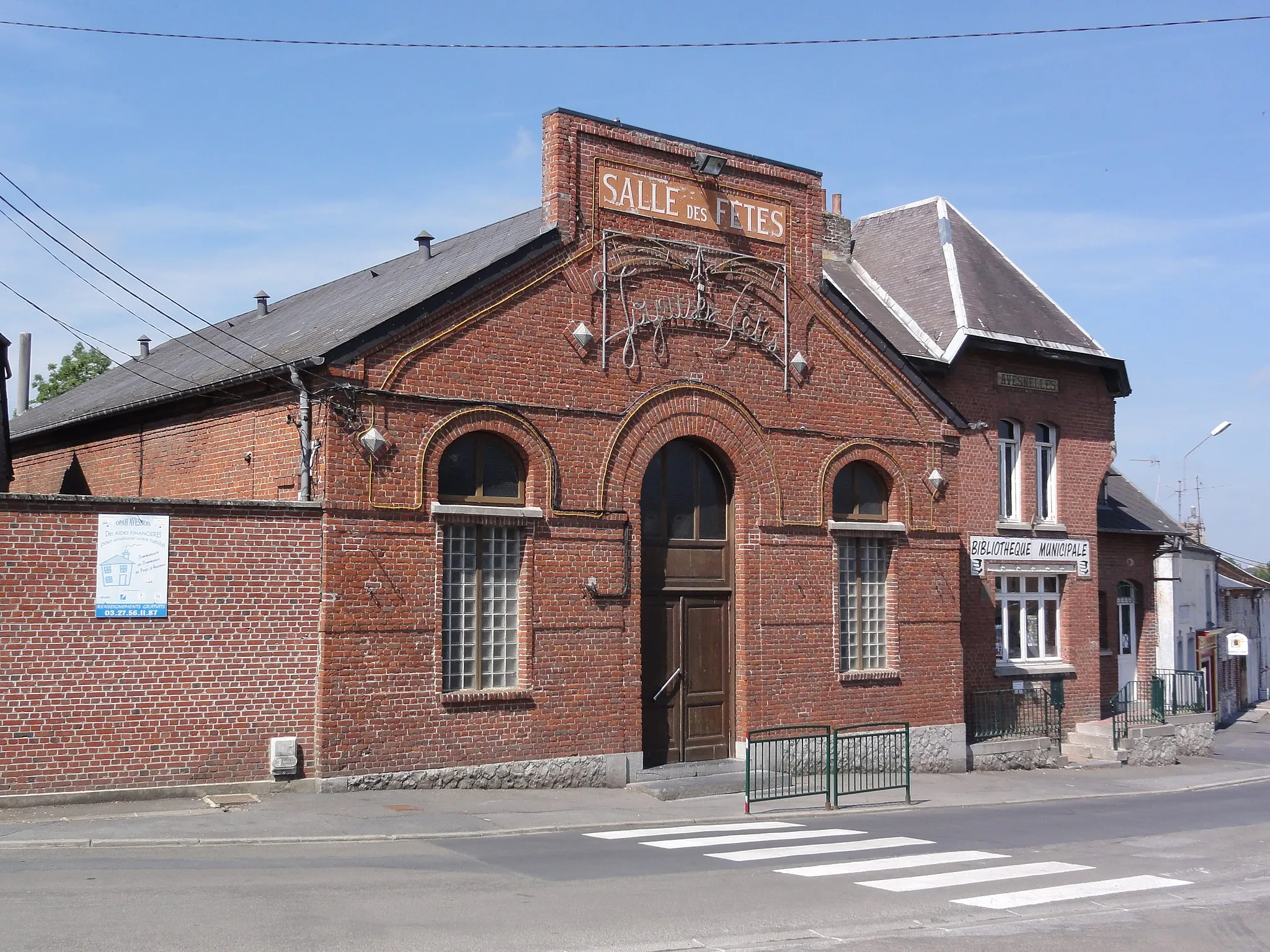 Photo showing: Avesnelles (Nord, Fr) salle des fêtes, bibliothèque