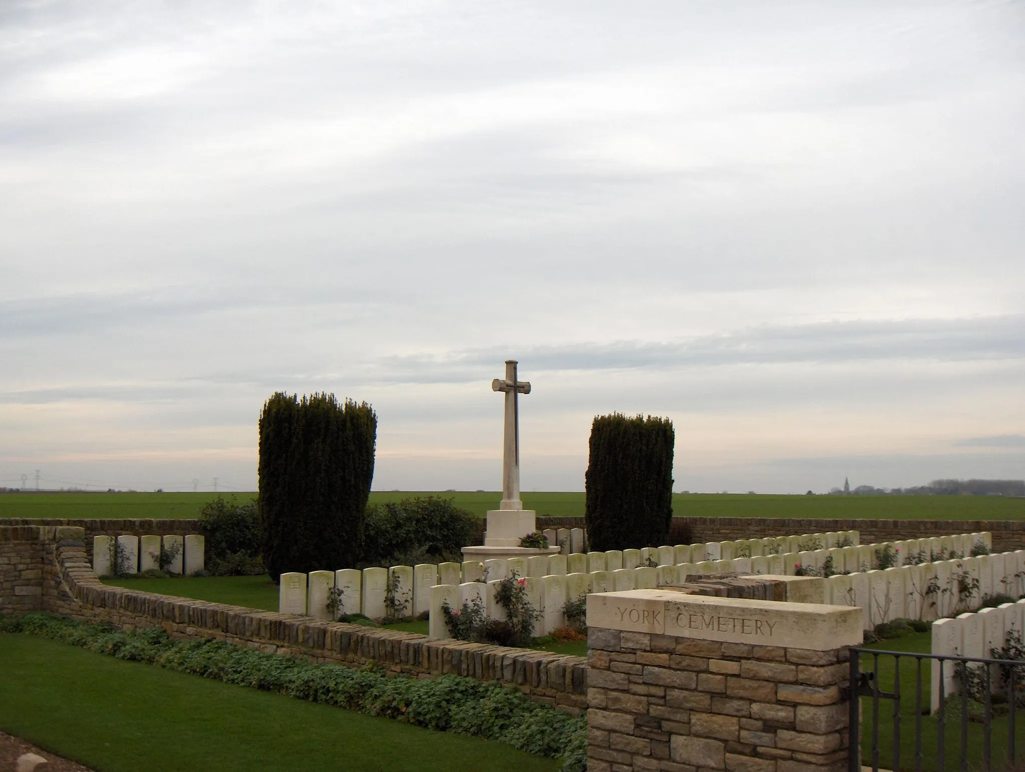 Photo showing: York Cemetery, britischer Soldatenfriedhof aus dem Ersten Weltkrieg, südwestlich der Dorfmitte auf dem alten Landweg nach Rieux-en-Cambrésis.