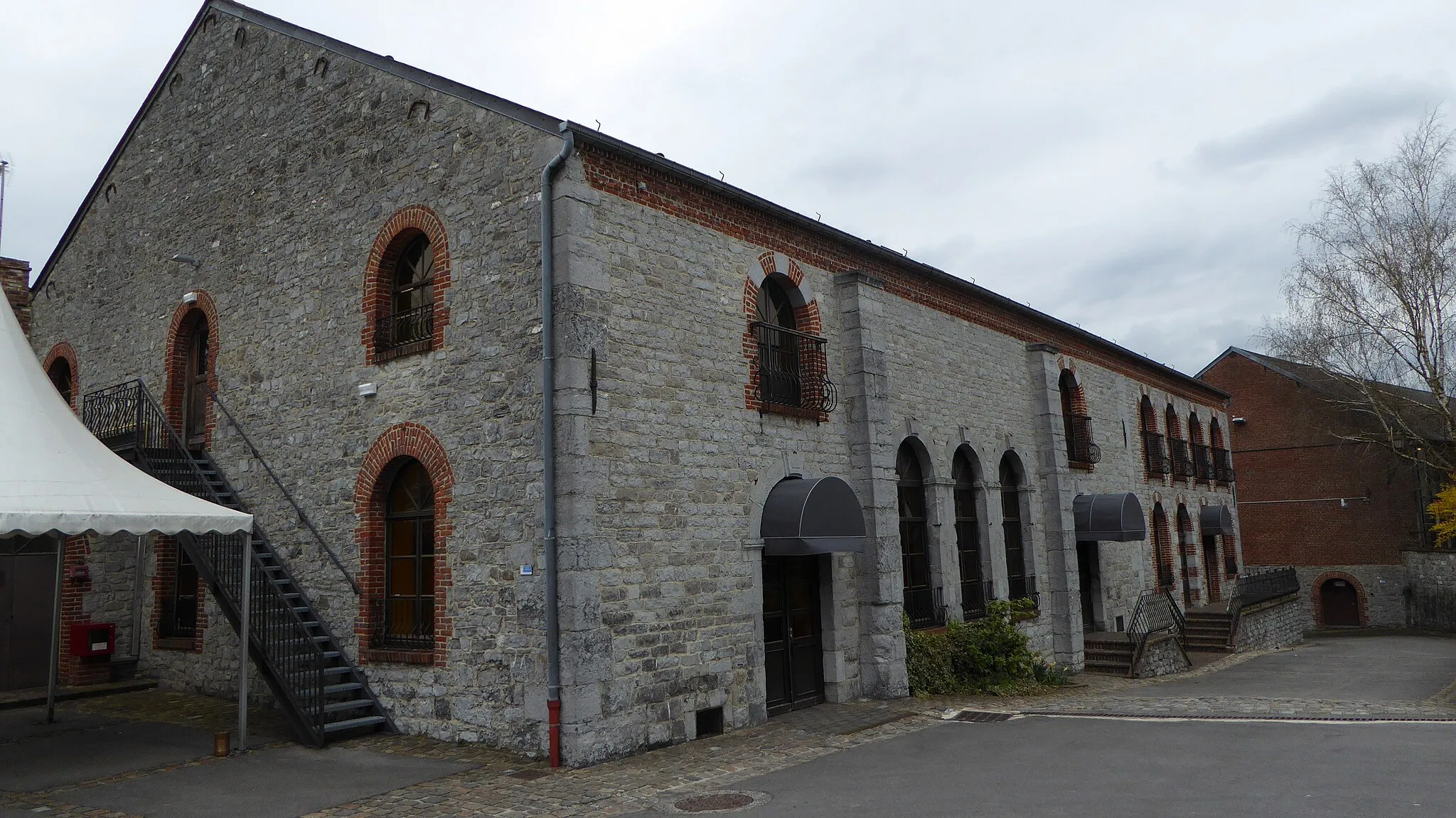 Photo showing: Le bâtiment bleu de l'ancien entrepôts Musée-atelier du verre de Trélon, Nord, Parc naturel régional de l'Avesnois.- France.