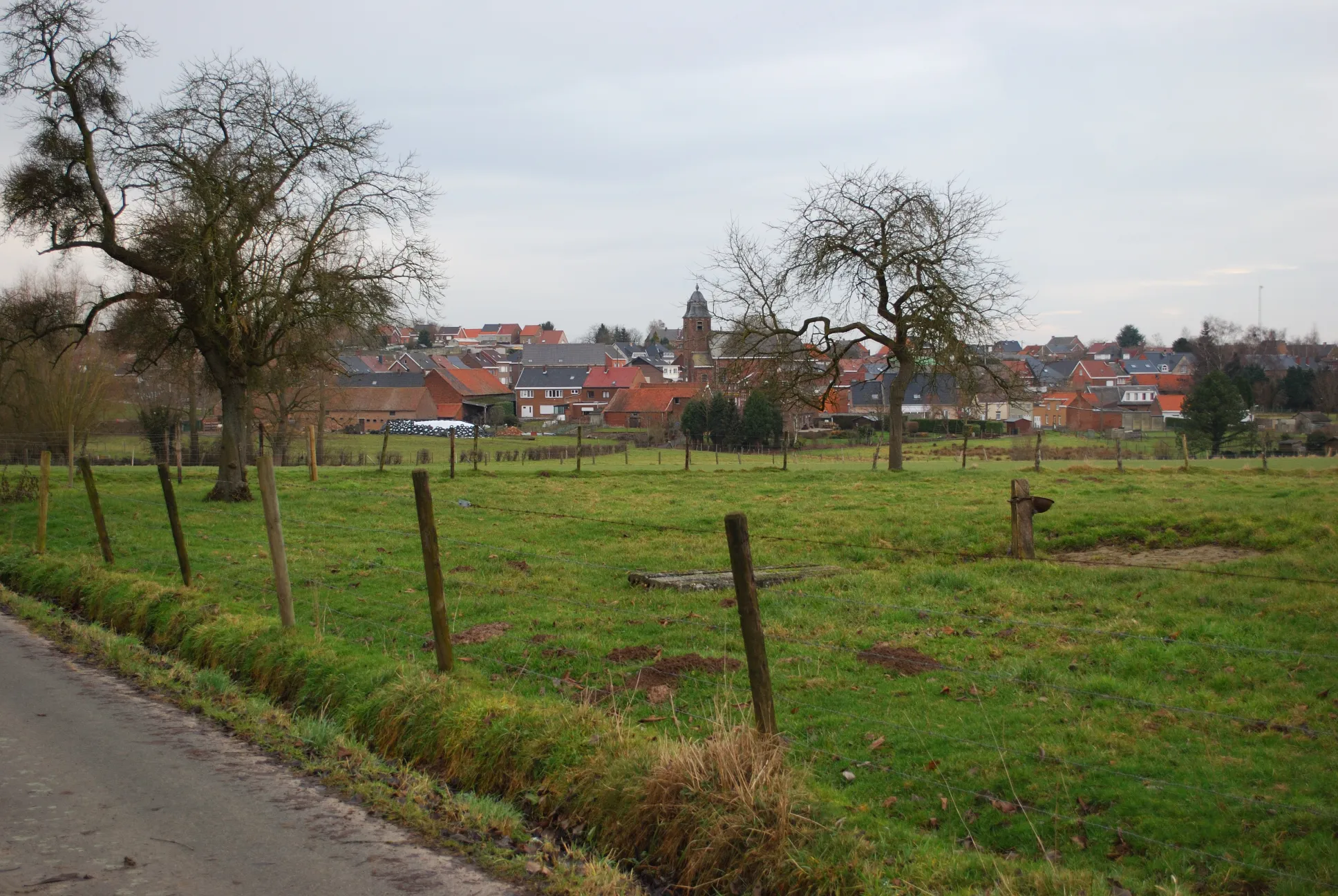 Photo showing: Village centre of Leerbeek (commune of Gooik, Belgium) from the South. Nikon D60 f=32mm f/5 at 1/50s ISO 200. Processed using Nikon ViewNX 1.0.3.