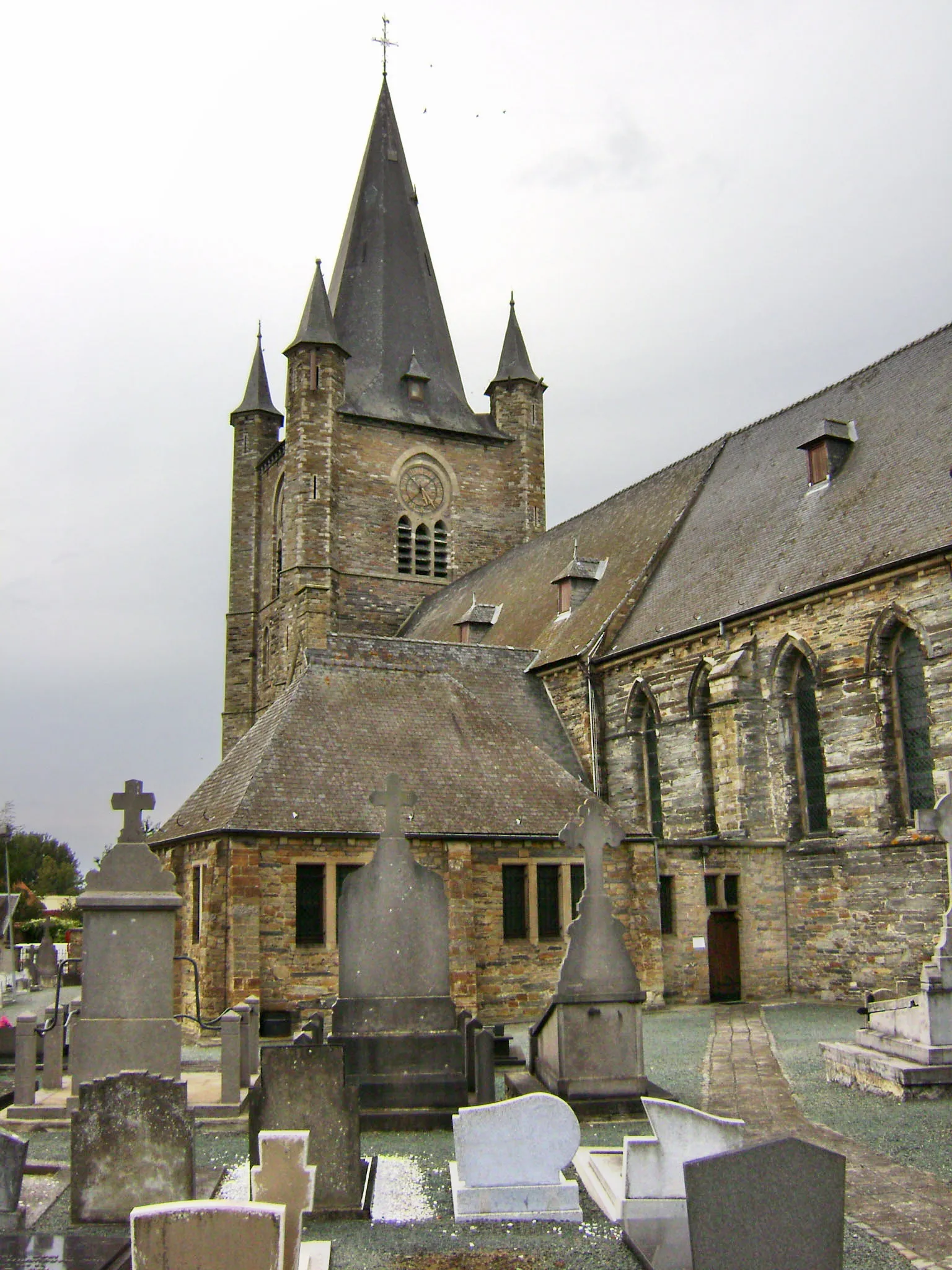 Photo showing: Sint-Petrus-en-Pauluskerk met kerkhof