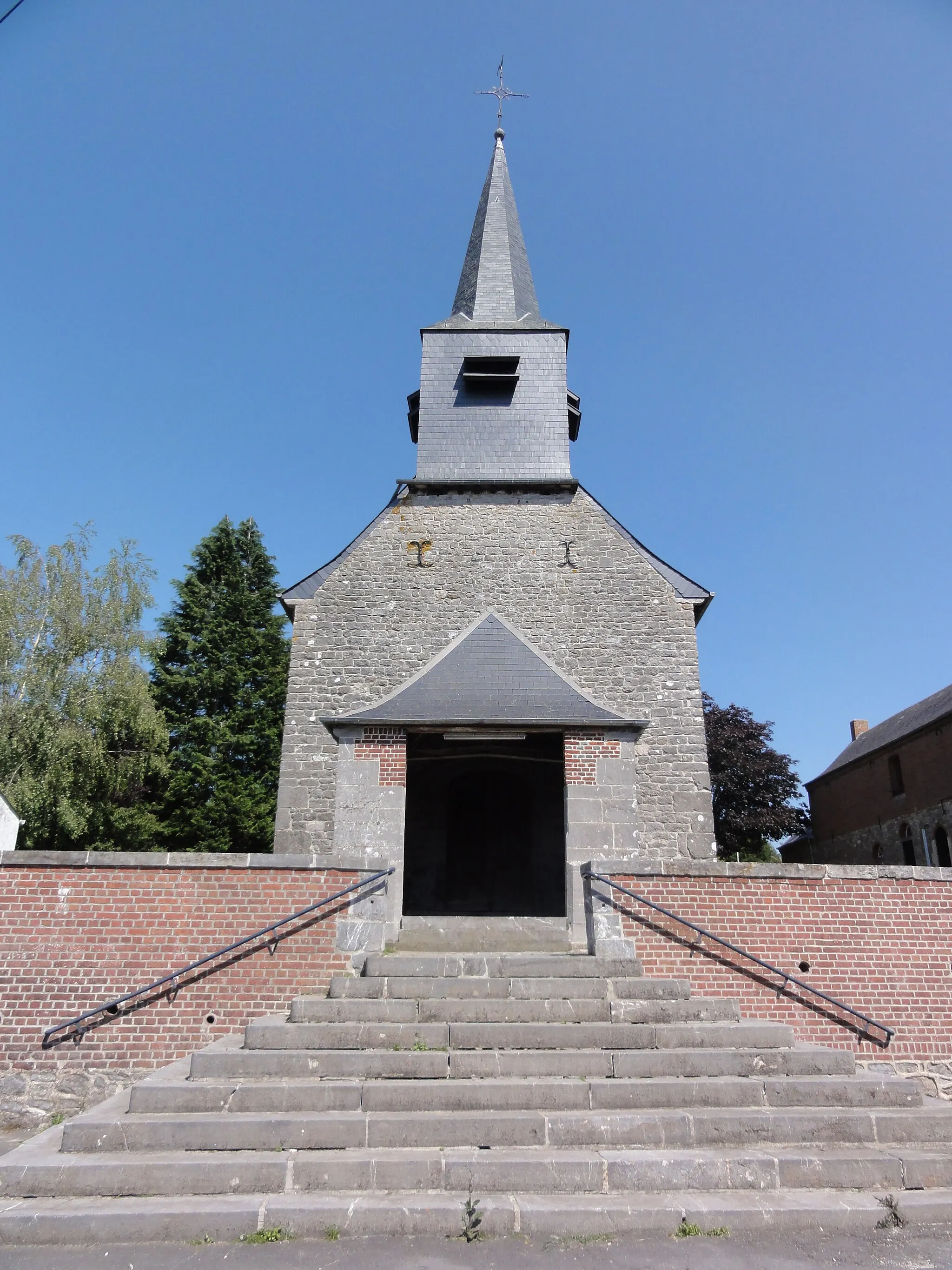 Photo showing: Dimont (Nord, Fr) église, façade et escalier