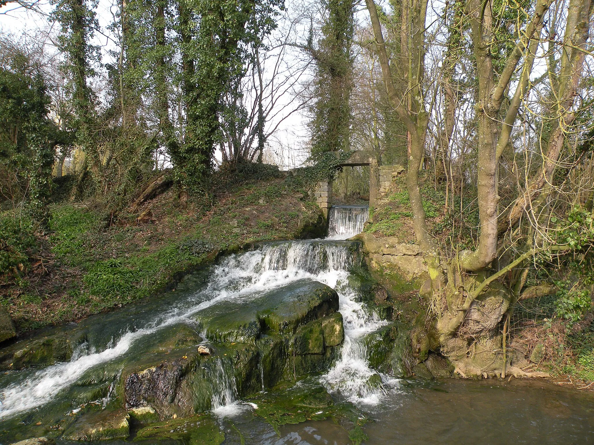 Photo showing: cascade d'eau à vieux-reng