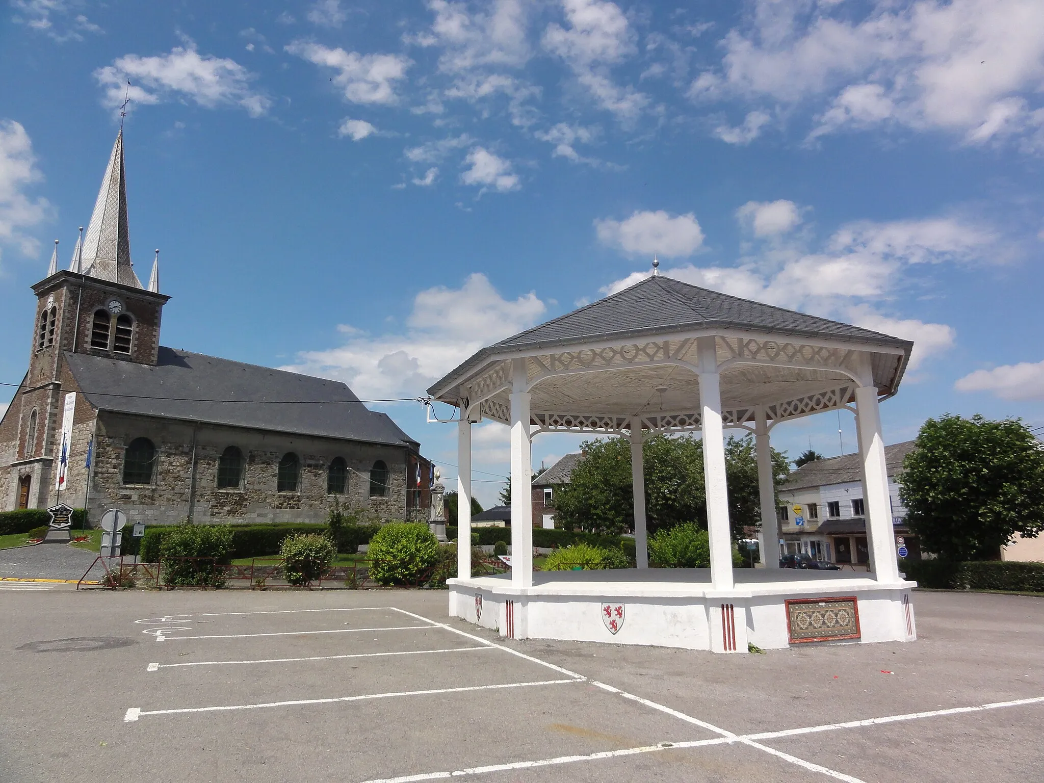 Photo showing: Villers-Sire-Nicole (Nord, Fr) kiosque à musique et église