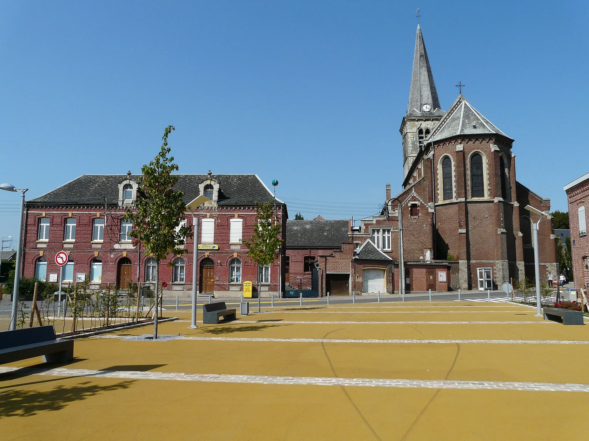 Photo showing: La place du village avec l'école, la poste et l'église